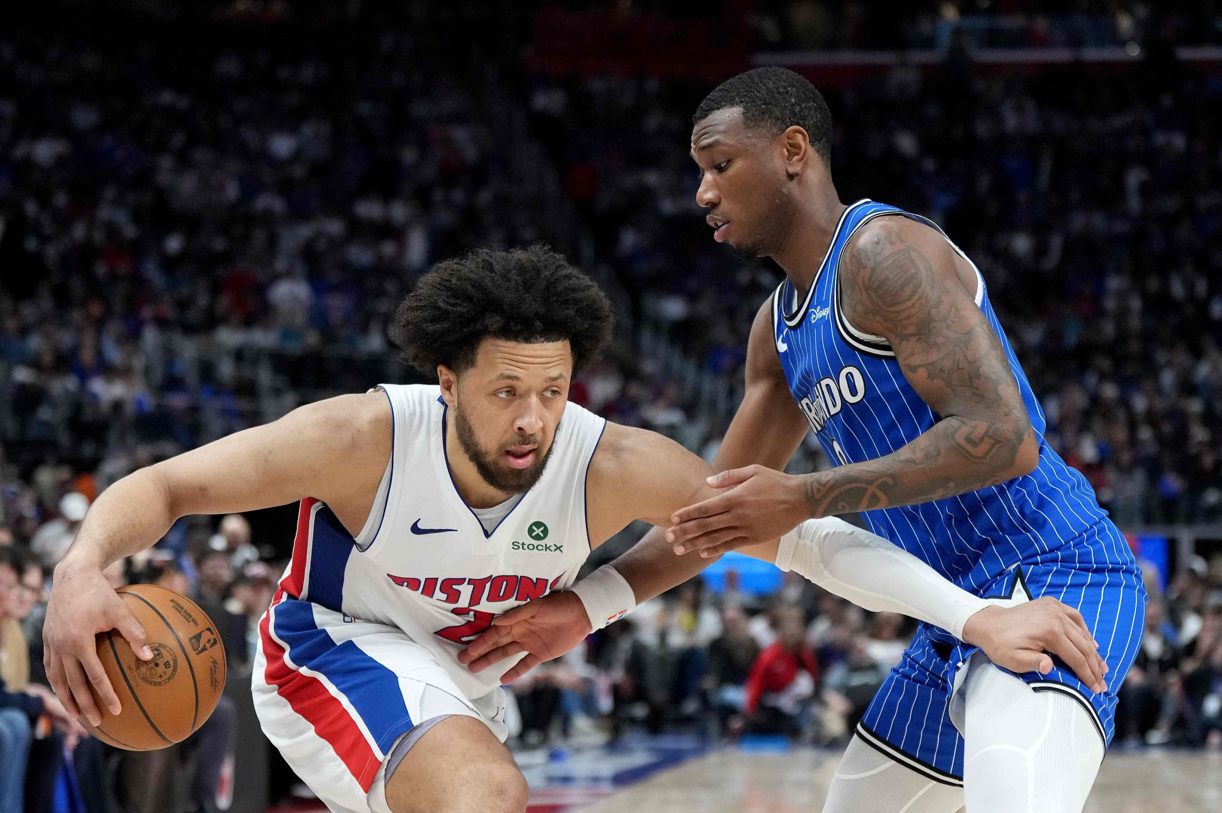 Cade Cunningham (til venstre) spillede en god kamp for Detroit Pistons, der avancerede til anden runde i slutspillet.