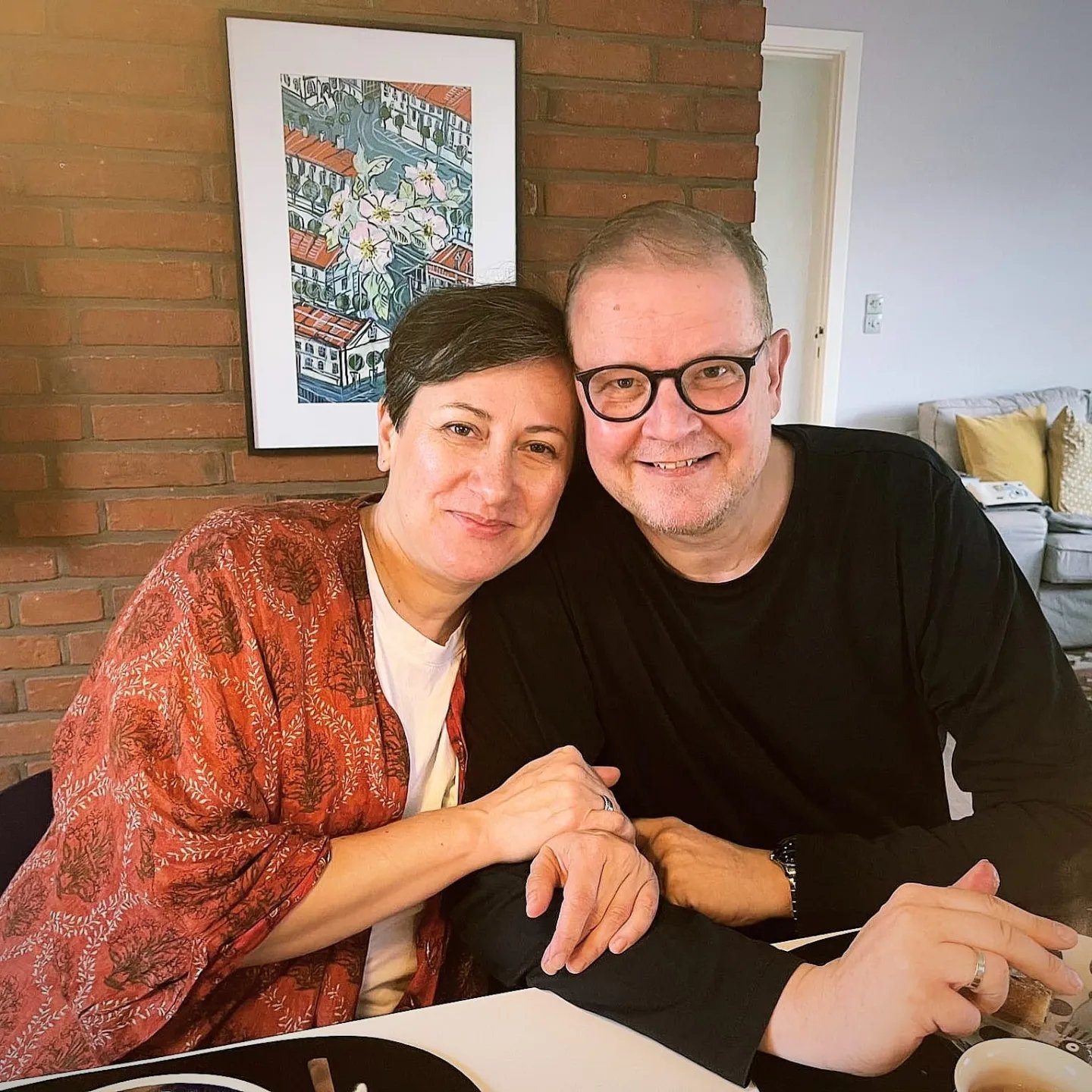 Tirsdag den 5. maj fejrer Steffen og Urszula Eriksen deres 25-års bryllupsdag. Det markerer de ved sammen med deres døtre at tage på en sentimental tur til æblehaven på Asnæs, hvor de blev gift.