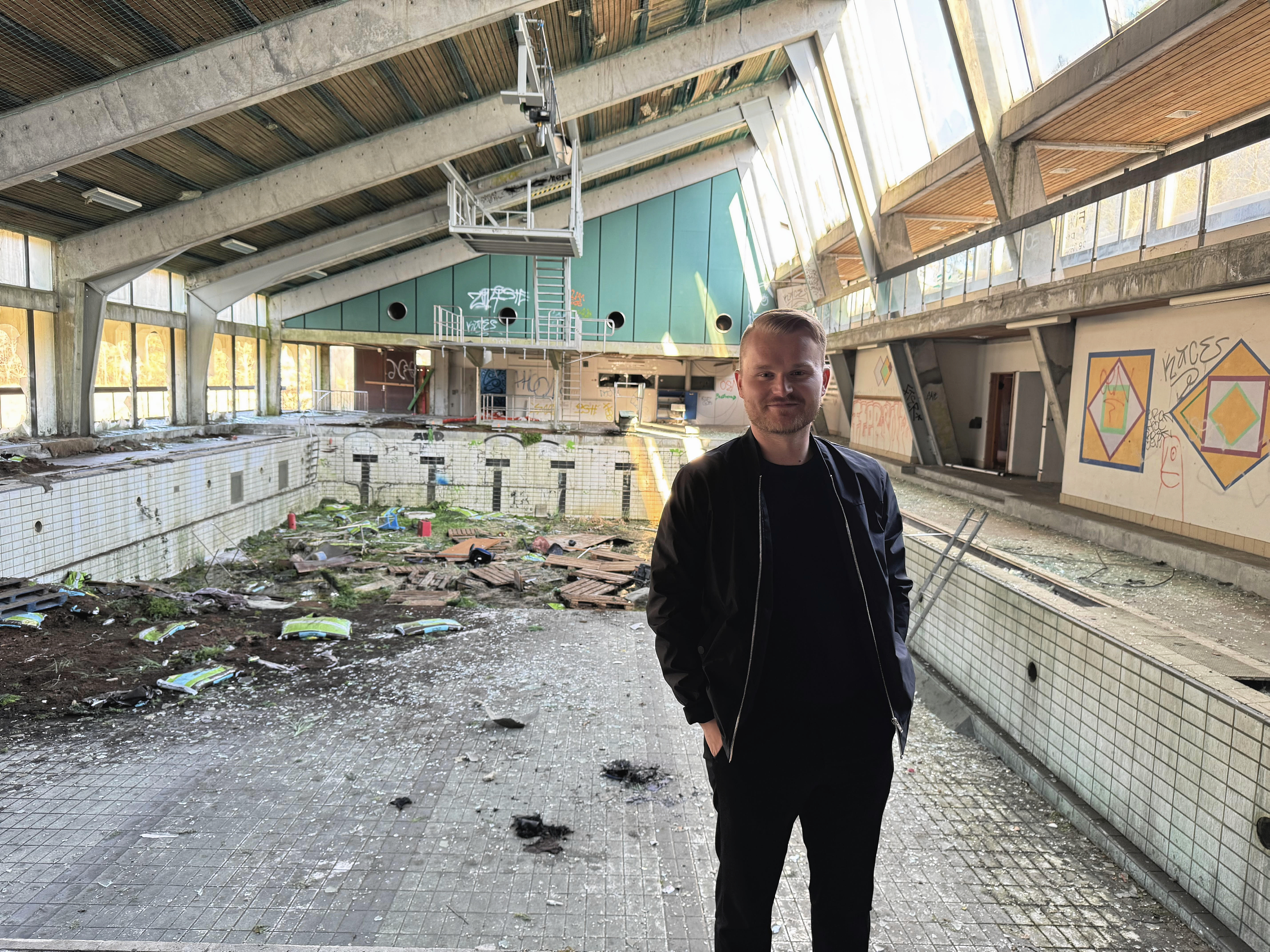 Frederik Germann var for nylig i den tomme Auderødlejr, som han drømmer om at genåbne som kaserne. Han har dog stemt for en tilladelse til et feriecenter i lejren.