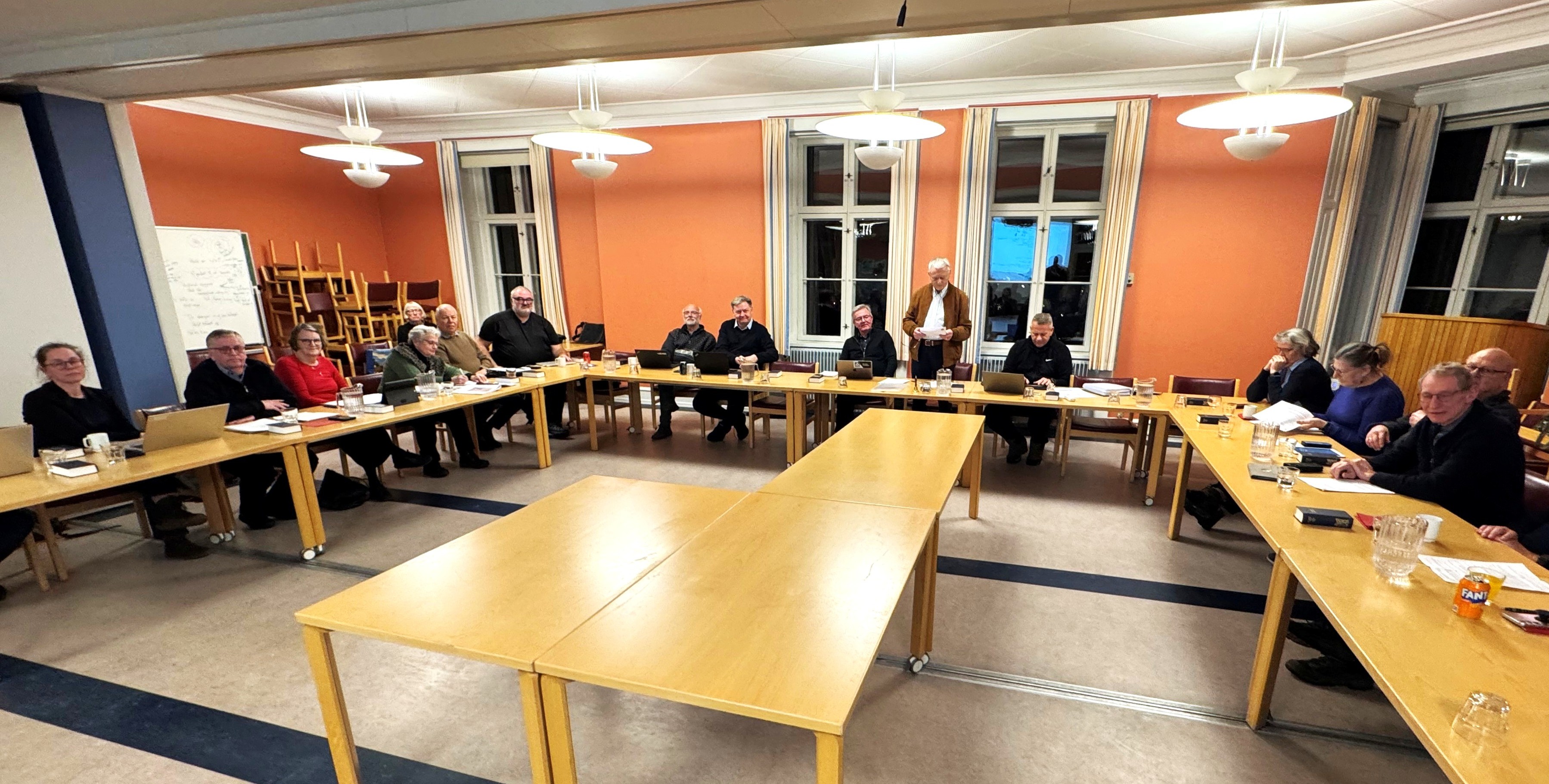 Menighedsrådet i Ringsted skændes om renoveringen af sognegården. Her ses rådet ved et tidligere møde.