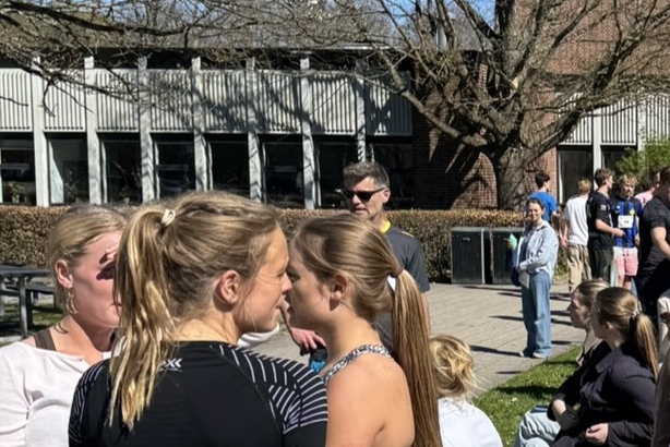 Elevere og lærere på Rungsted Gymnasium løb og gik tilsammen 4.222 km. - Presse Elevere og lærere på Rungsted Gymnasium løb og gik tilsammen 4.222 km.
