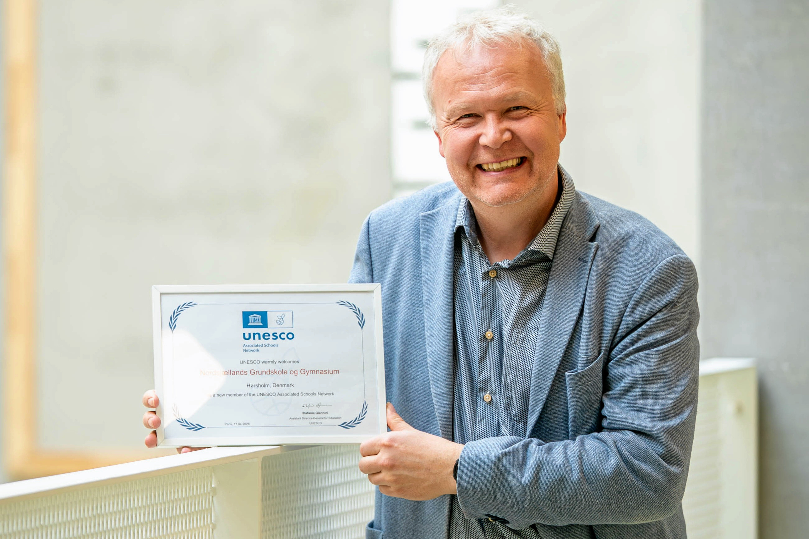 NGG-rektor Thomas Thrane med beviset på, at privatskolen i Hørsholm er officielt godkendt som UNESCO-skole.