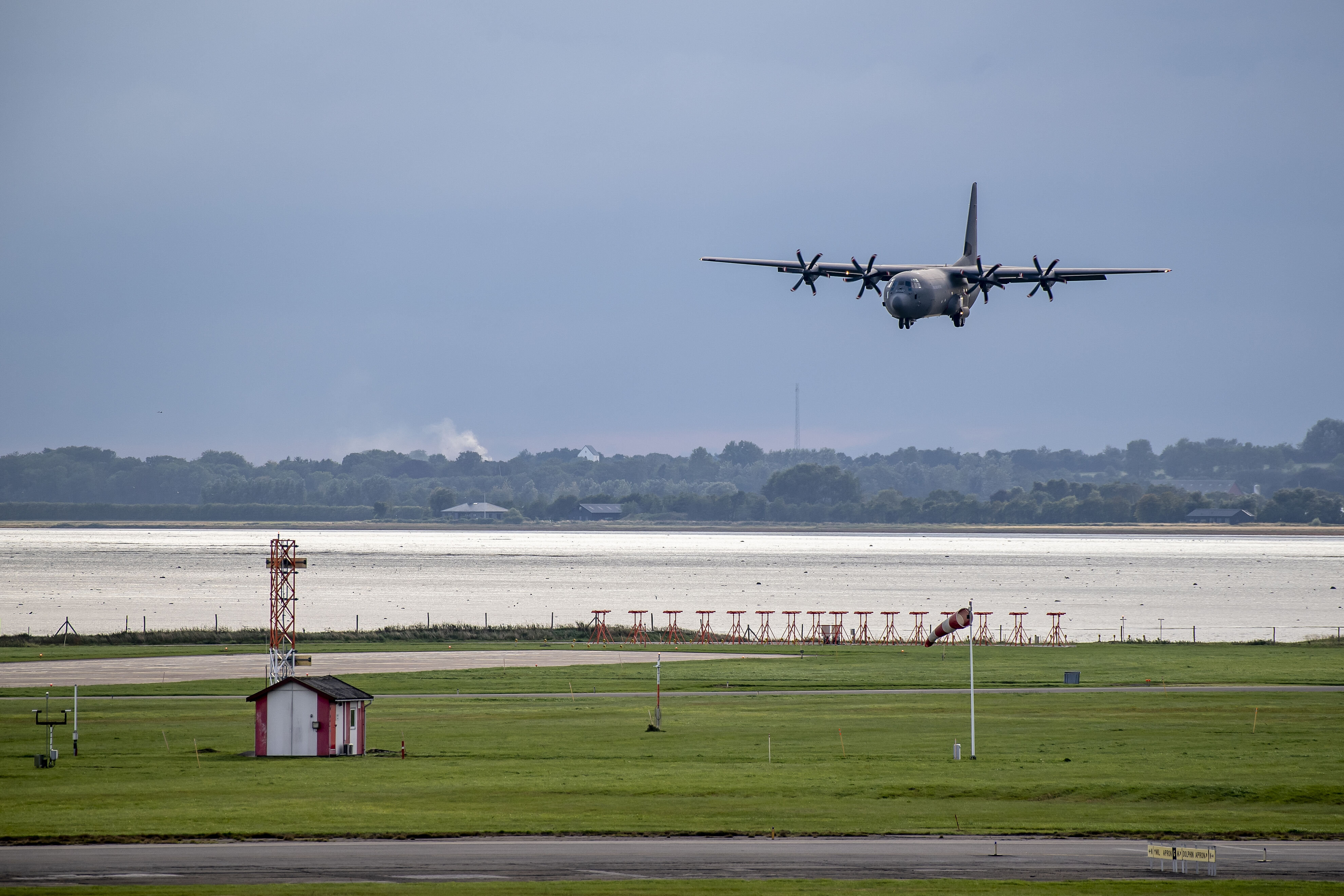 Et af Forsvarets Hercules-fly vil mandag aften kaste en kasse ned i faldskærm i Nordjylland som en del af markeringen af 81-året for Danmarks befrielse. Begivenheden symboliserer de allieredes nedkastninger af våben og ammunition under krigen. (Arkivfoto).