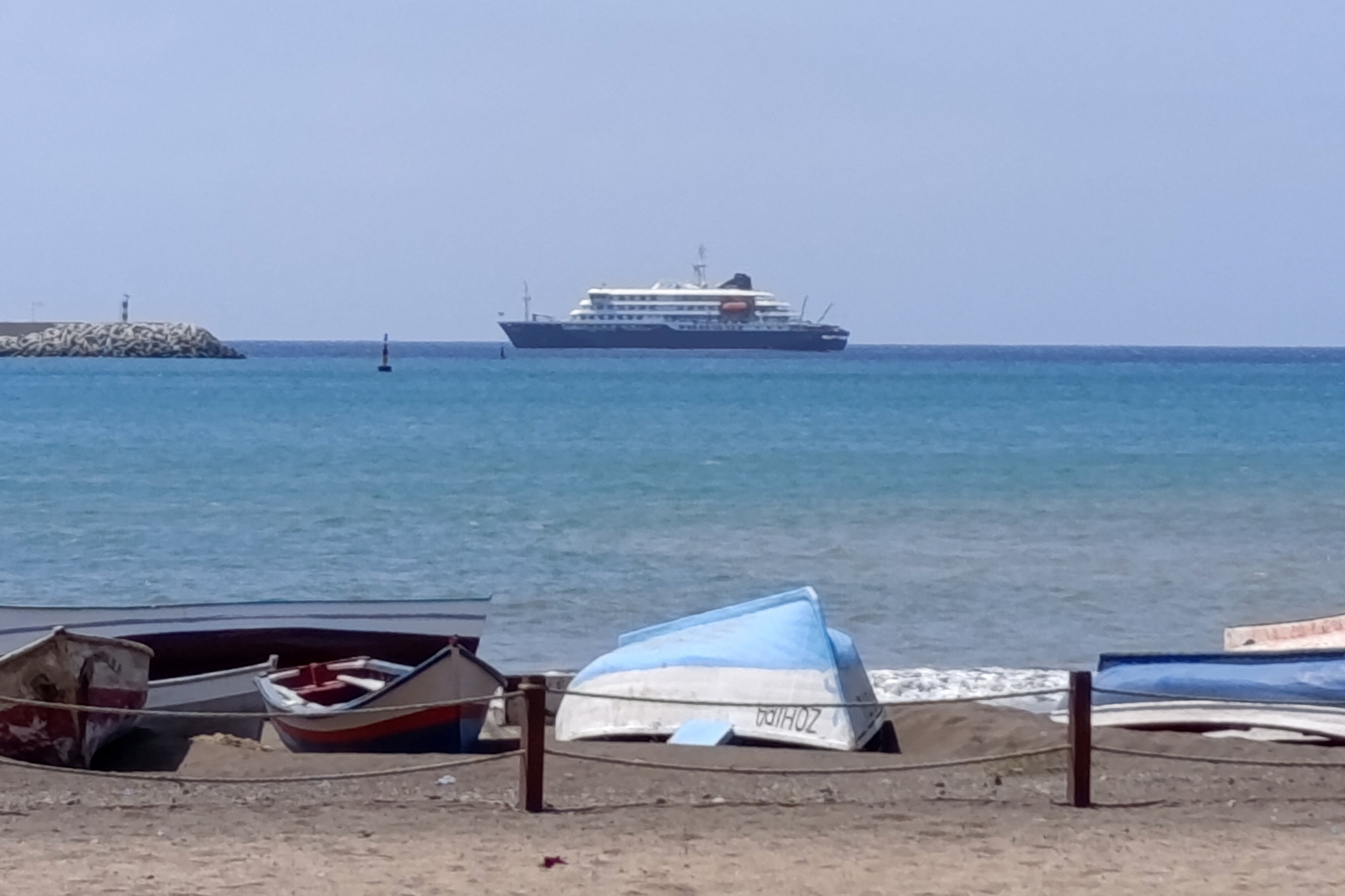Krydstogtskibet MV "Hondius" ses mandag ud for en havn i Kap Verde. Passagererne må ikke forlade skibet på grund af mistanke om et udbrud af hantavirus.