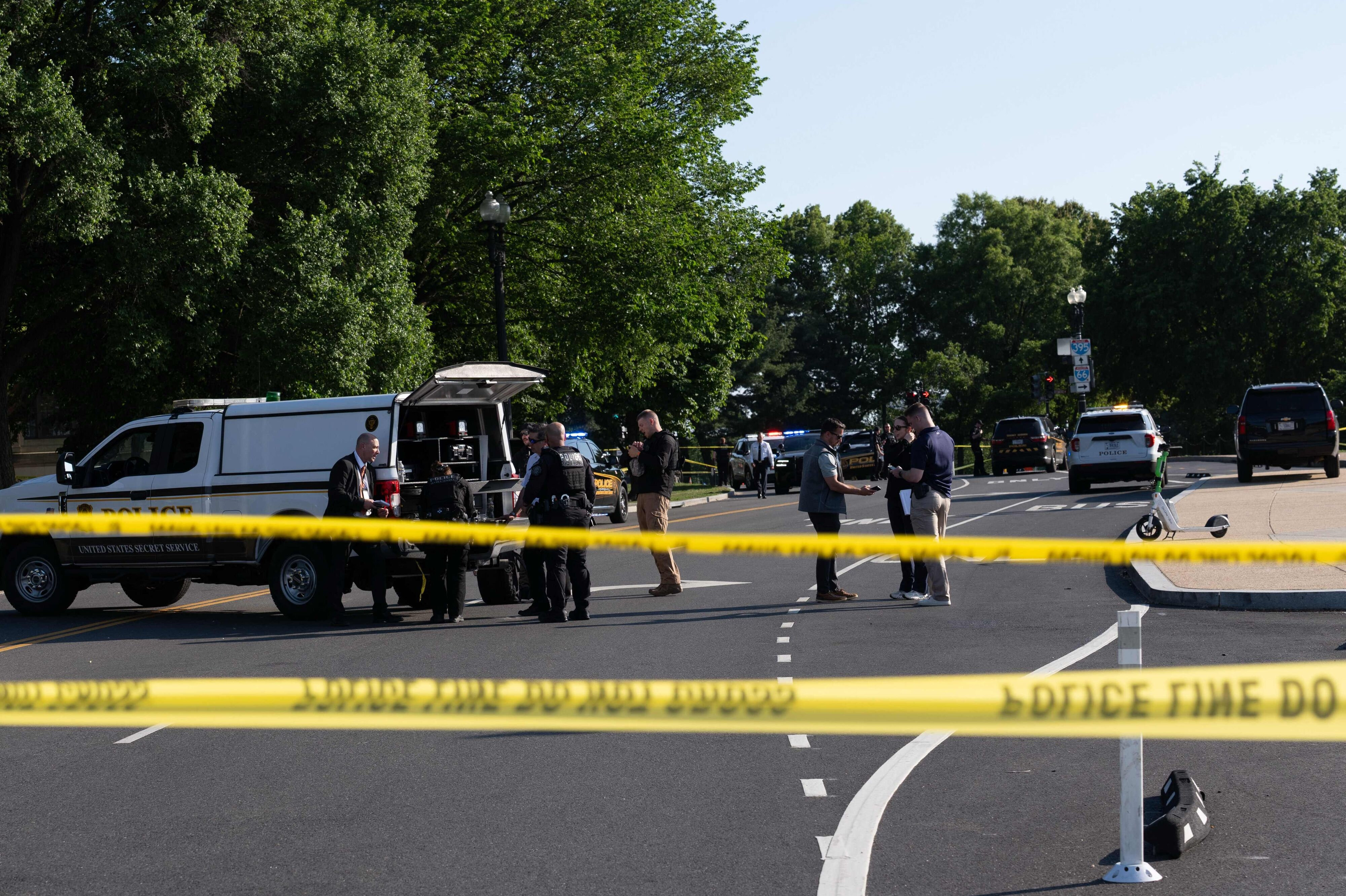 Politiet undersøger gerningsstedet ved National Mall i Washington D.C., hvor en bevæbnet mand mandag åbnede ild mod sikkerhedstjenesten Secret Service.