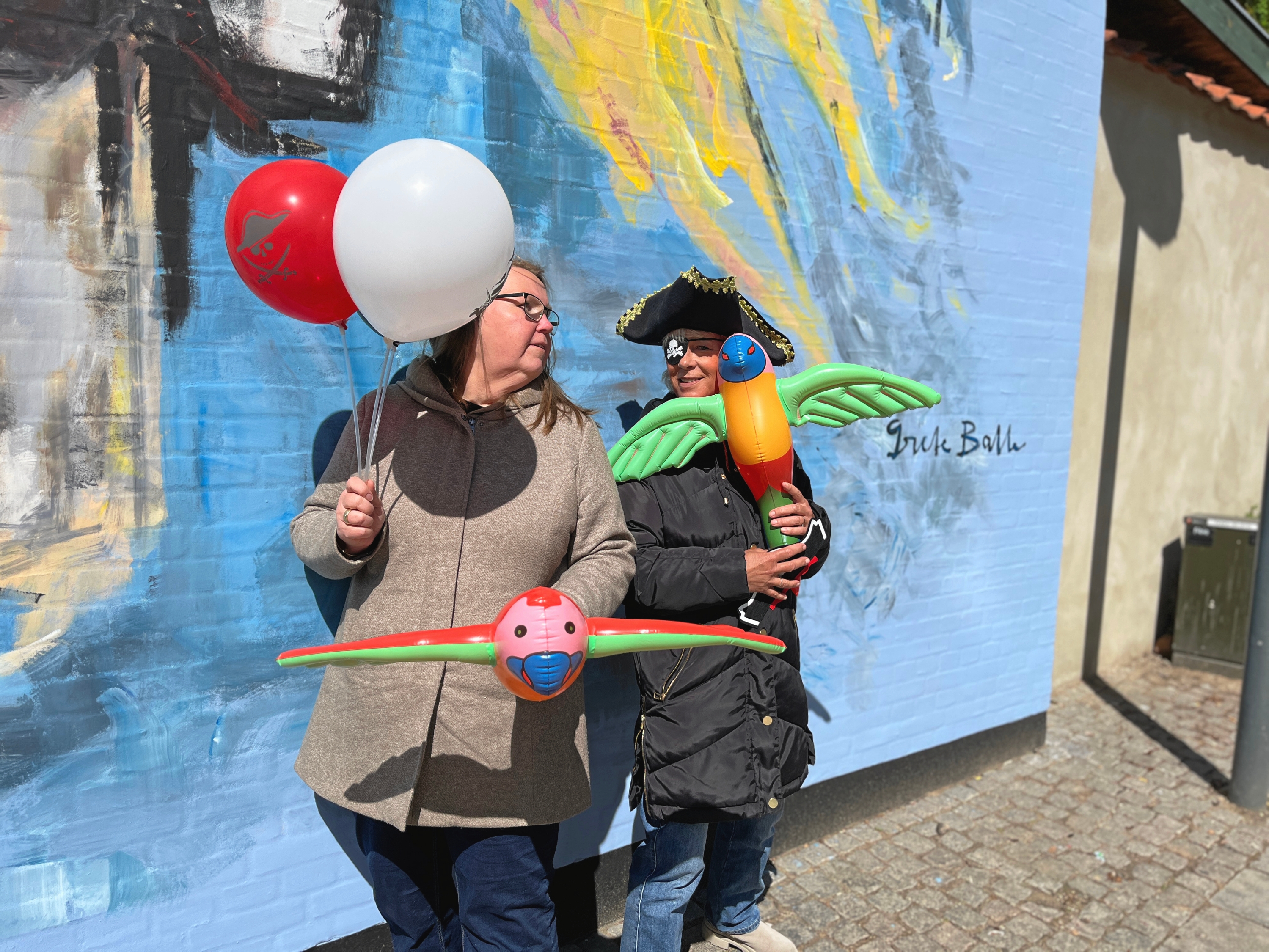 De forskellige festligheder til Kalundborgs store sørøverfest inkluderer blandt andet skattejagt, sejlture, musik, romsmagning og underholdning i bymidten. Og Anita Grundberg Rasmussen og Mie Swärd står helt klar til at give byen et brag af en fest i piraternes tegn. - Lasse Petersen De forskellige festligheder til Kalundborgs store sørøverfest inkluderer blandt andet skattejagt, sejlture, musik, romsmagning og underholdning i bymidten. Og Anita Grundberg Rasmussen og Mie Swärd står helt klar til at give byen et brag af en fest i piraternes tegn.