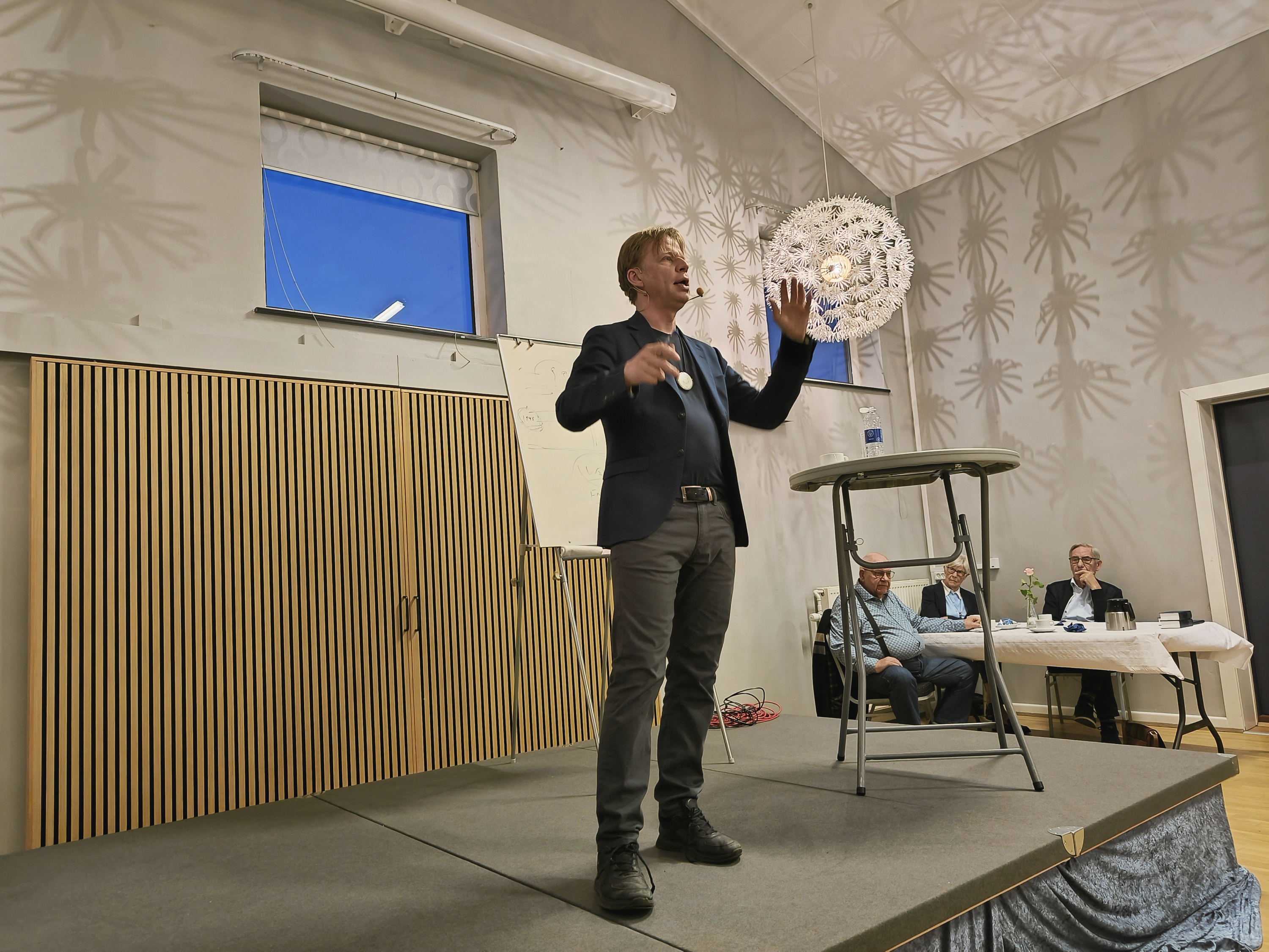 Clement Kjersgaard satte historien i perspektiv,