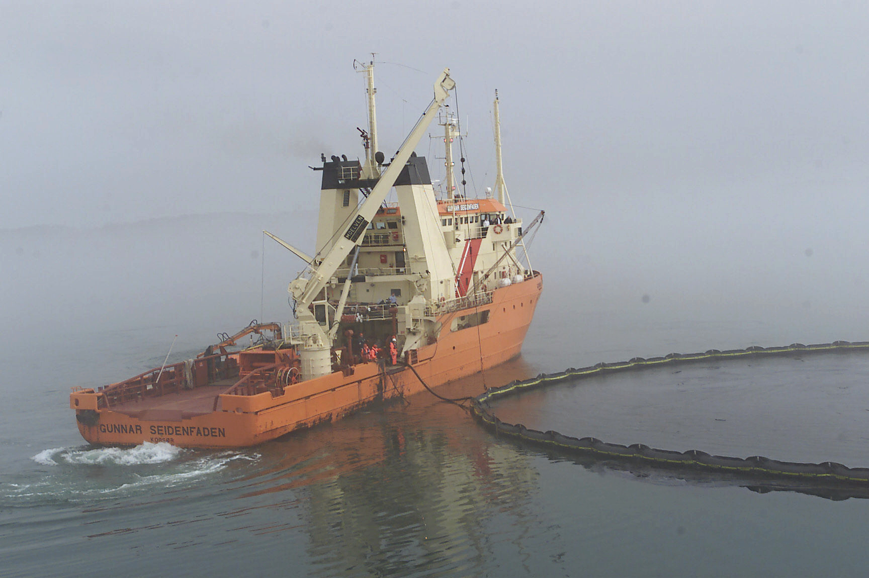 Et dansk miljøskib rydder op efter den store olieforurening ved Møn, efter at fragtskibet Tern støder sammen med olietankeren Baltic Carrier i 2001. Siden er de danske miljøskibe blevet betegnet som utilstrækkelige og står for udskiftning - men det sker først frem mod 2032.