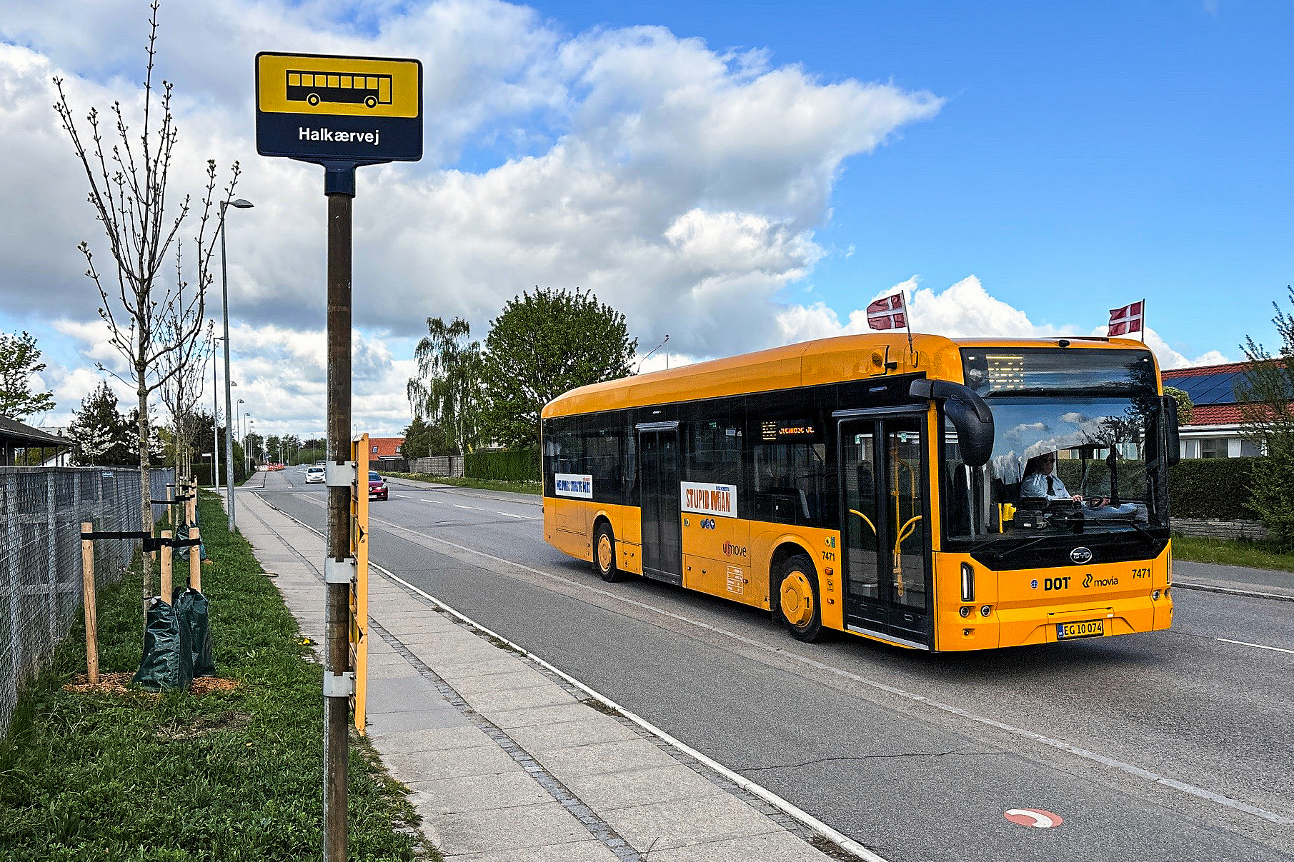 Godt og vel 1450 beboere i Stenløse Syd må i dag med nøjes med at blive betjent af "Linje 358" fra Roskilde til Stenløse Station. I hverdagene kører den én gang i timen fra bydelens eneste stoppested her på Krogholmvej/Halkærvej. Nu ser det dog ud til, at betjeningen i området kan få et løft.