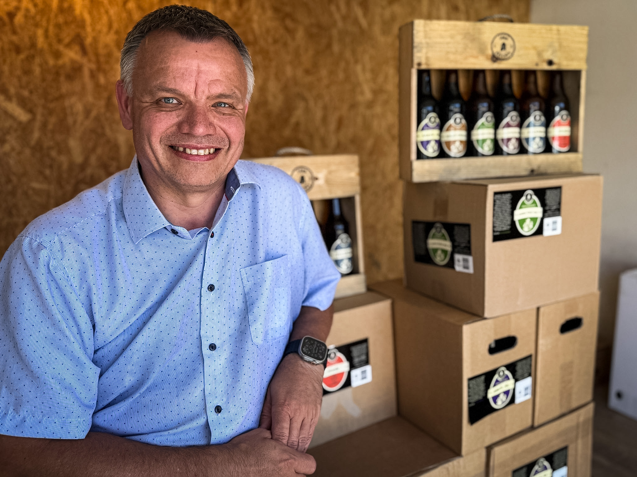 Ronny Larsen driver Sorø Bryghus ved siden af sit fuldtidsarbejde. For ham handler bryggeriet ikke bare om øl, men om nysgerrighed, kreativitet og forventningens glæde, når man tager første tår.