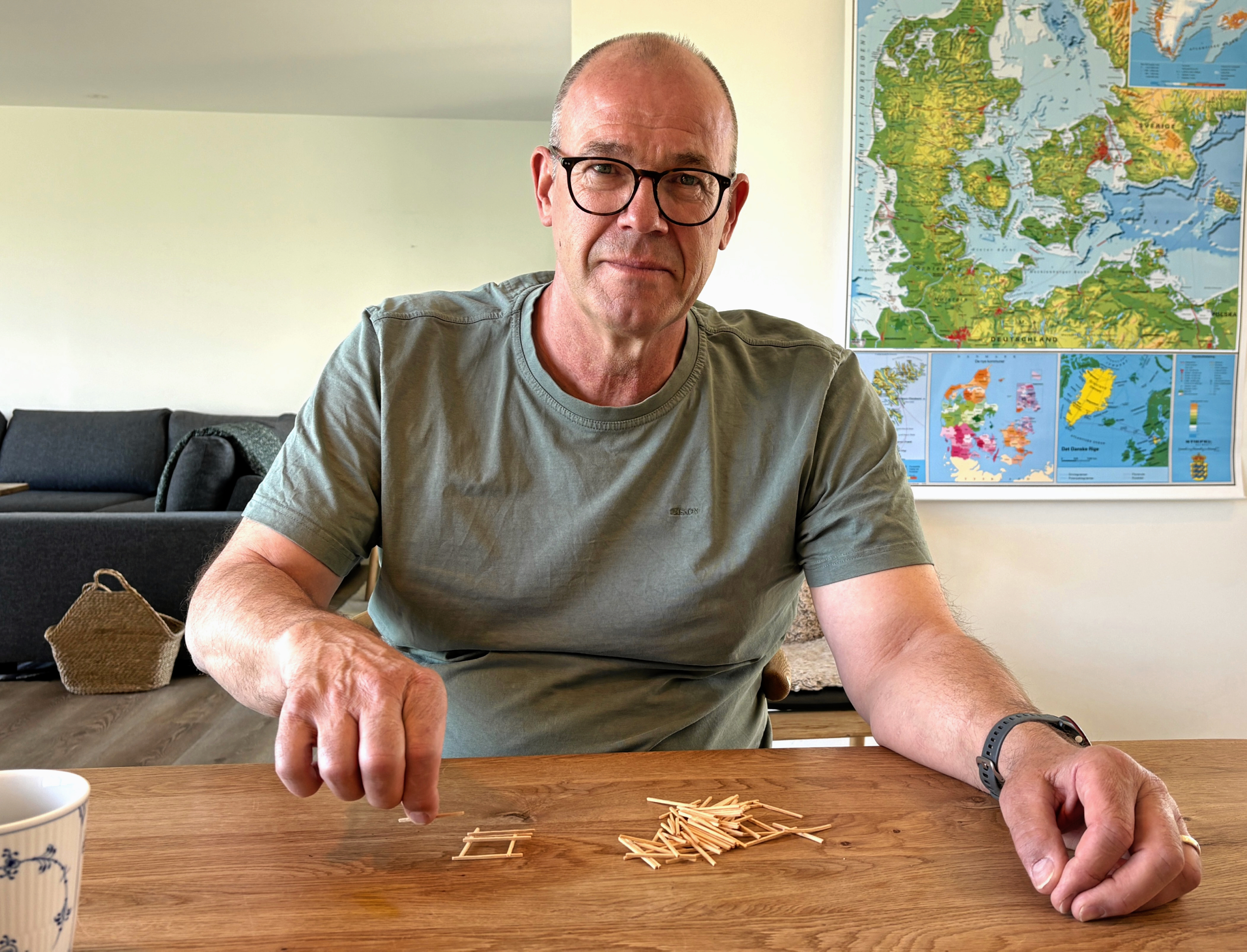 René Sørensen holder sig i dag i gang med genoptræning hos en fysioterapeut, han træner med elastikker, modellervoks – og cykling med Team Stark. Sidstnævnte er med til at holde humøret oppe.