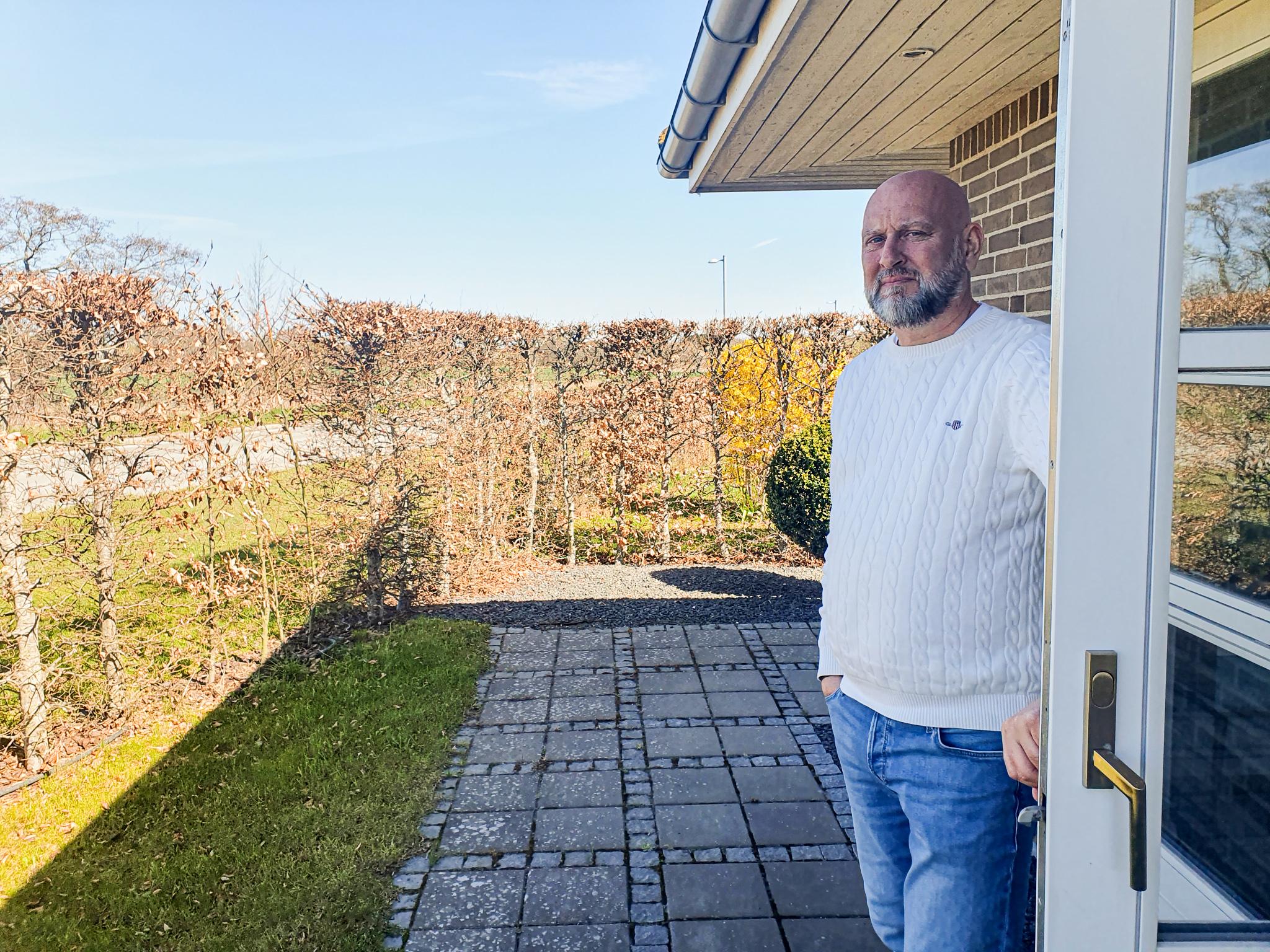 Fra Joachim Berg Andersens soveværelse er der fire-fem meter til Møllemosevej, og det sving, hvor køretøjerne drejer af for at komme ned til byggepladsen ved motorvejen.