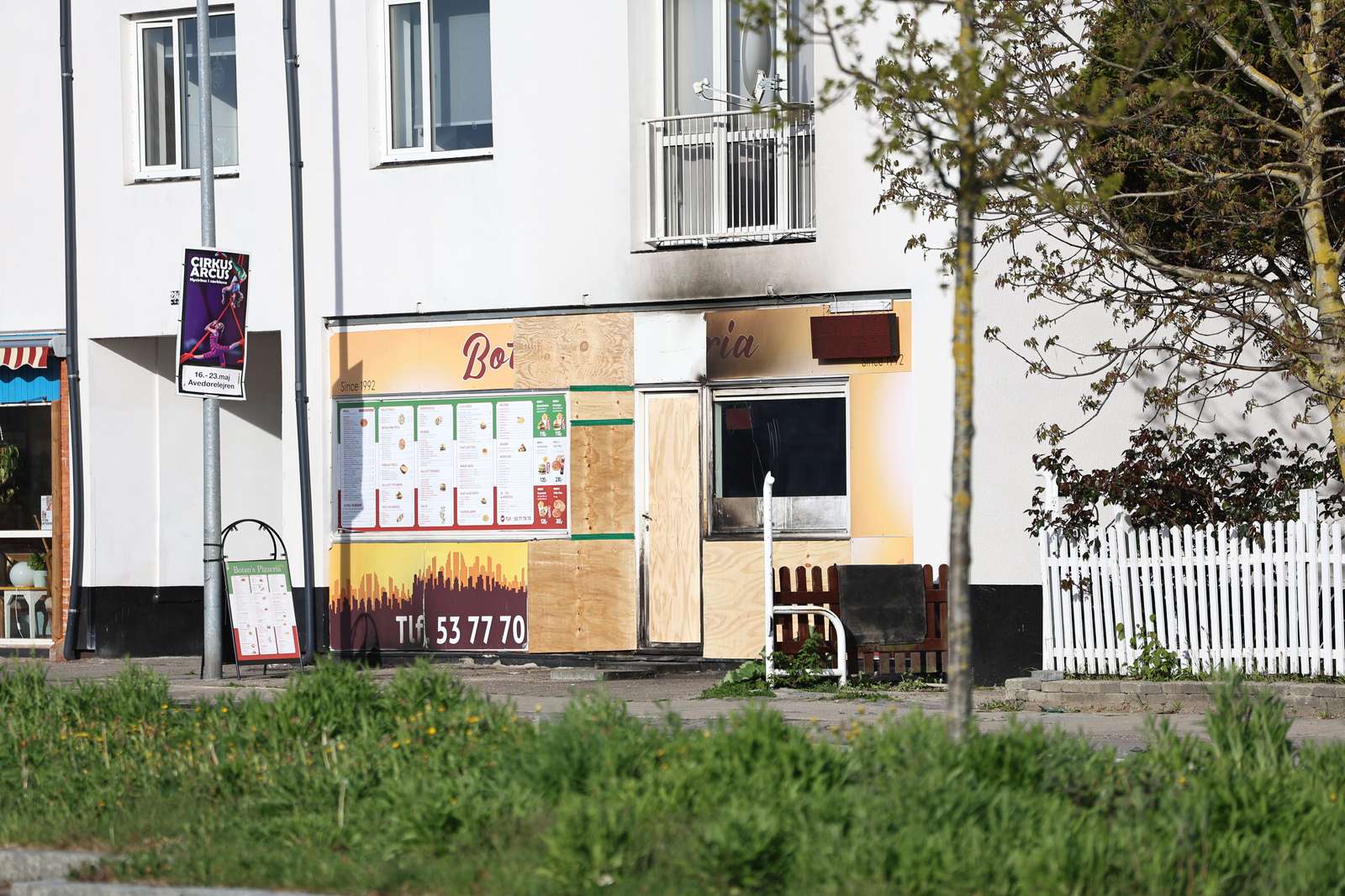 Der udbrød natten til onsdag brand foran et pizzeria i Hvidovre. Politiet efterforsker den som påsat.