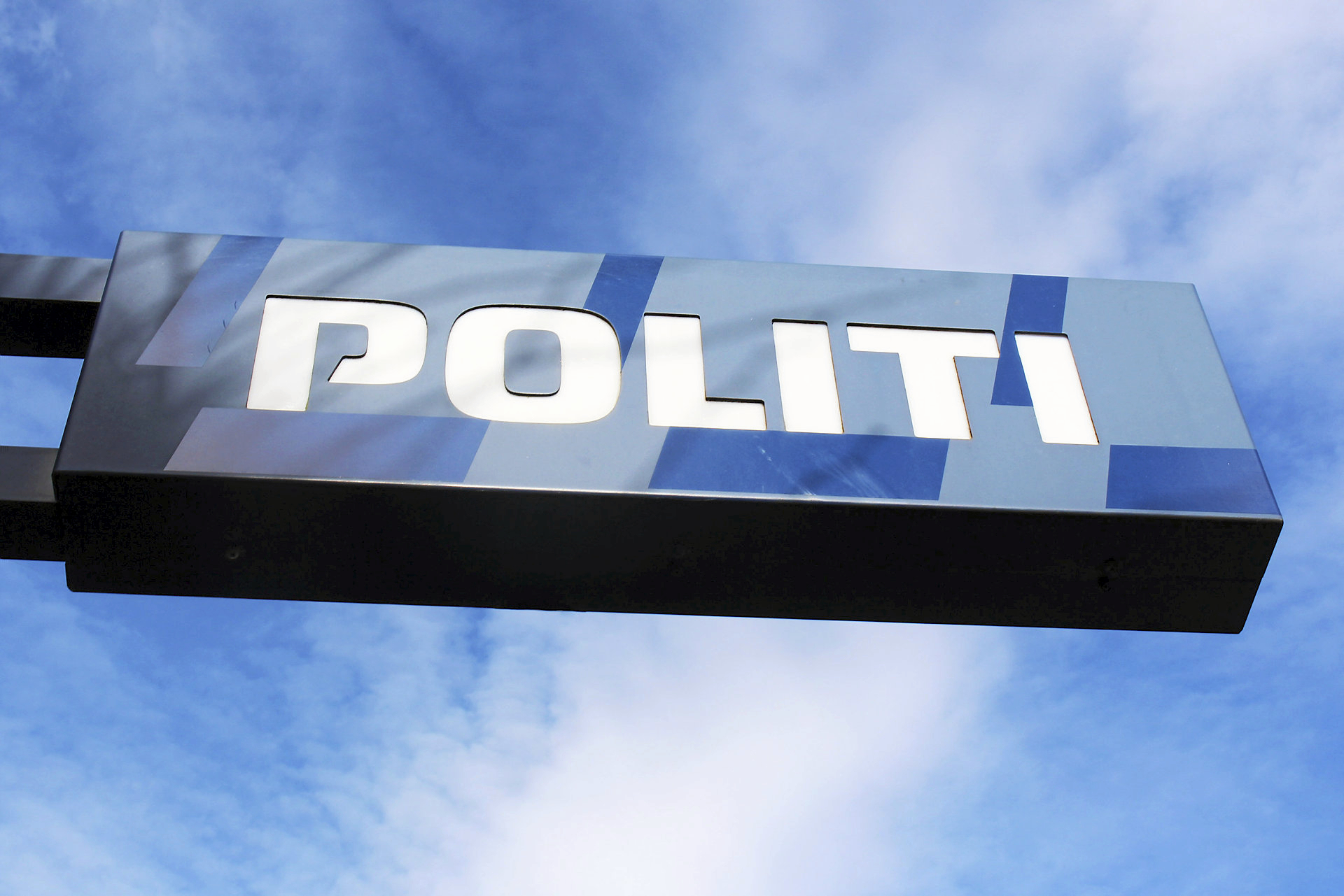 Politiet troede, at fængselsvæsnet sørgede for transport af tiltalt og omvendt, så hun mødte ikke op i retten.