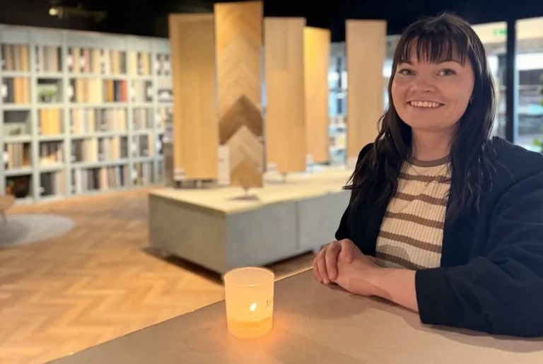 Sofie Nielsen tager imod kunderne og er en del af holdet bag den nye butik, der nu er åbnet i Dianalund.