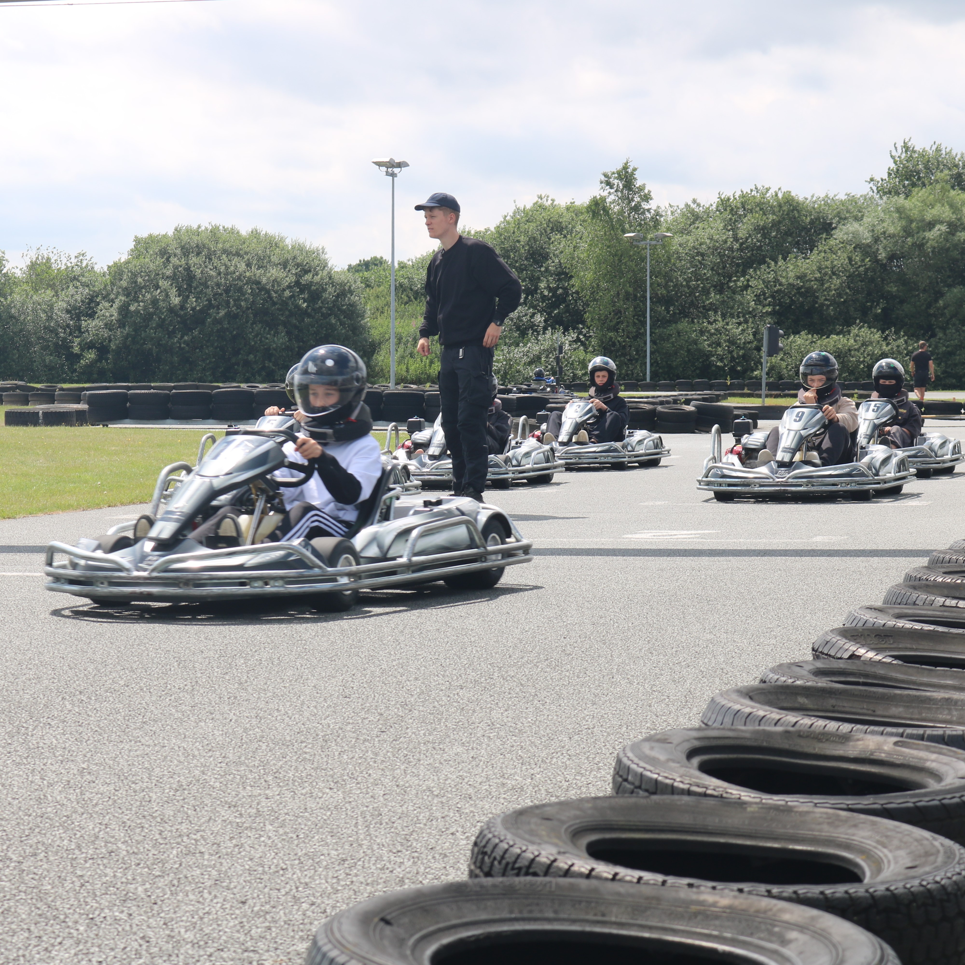 UngHolbæk tilbyder ræs i gokart i sommerferien under kontrollerede forhold.