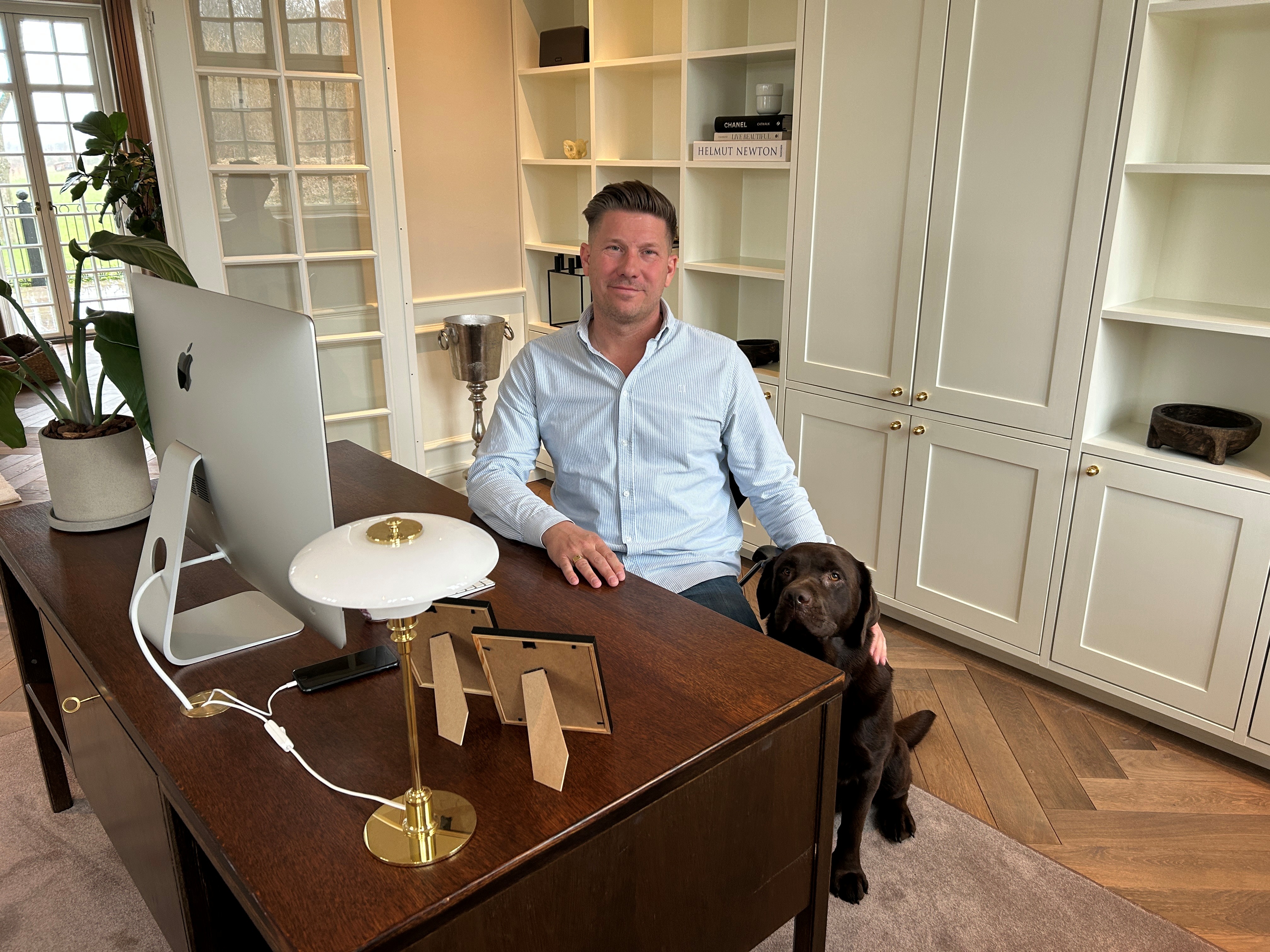 Casper Gorm Knudsen var direktør for familiefirmaet Altan.dk, der krakkede og blev overtaget af nye ejere i 2023. Sorø-familiens hund døde samme år. Dens arvtager, Walther den anden, ses her på billedet.
