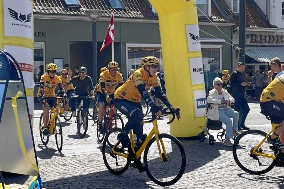 De gulklædte cykelryttere fra Team Rynkeby Storstrøm er med til at gøre Glad fredag til en festlig dag.