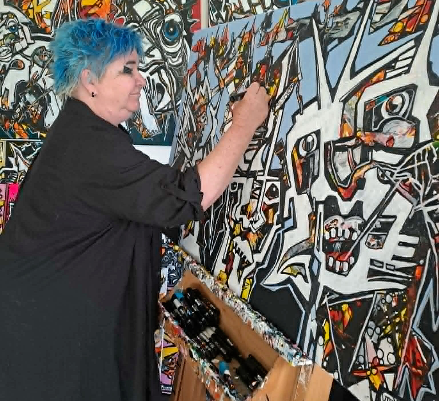 Valentina Djurhuus arbejder med sine karakteristiske figurer på et nyt værk i Borgerhuset Dianalund under Kunst i Pinsen.