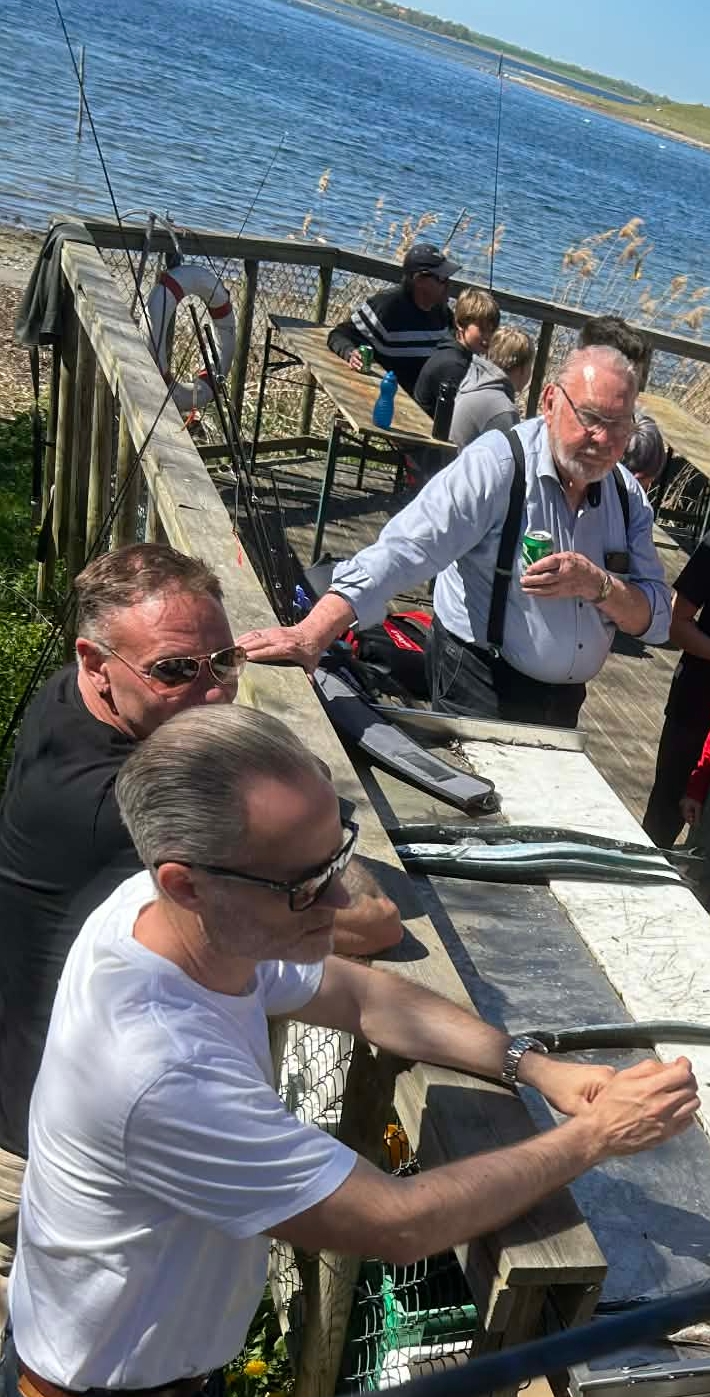 Tilbage i fritidsfiskernes hus på havnen var det tid til hygge, vejning og målning. - Søren Kubel Tilbage i fritidsfiskernes hus på havnen var det tid til hygge, vejning og målning.