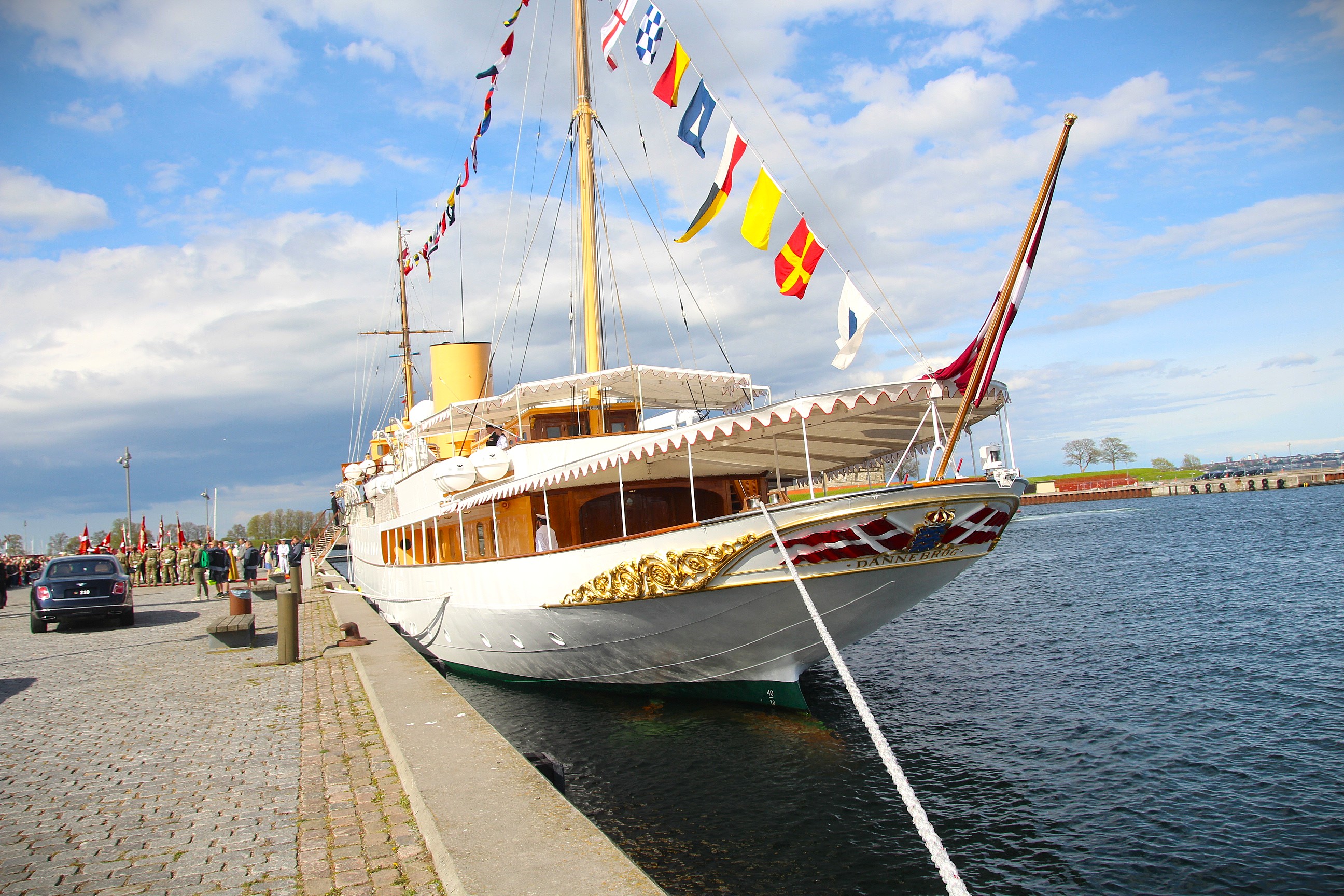 Kong Frederik og dronning Mary ankommer til Holbæk i Kongeskibet Dannebrog.