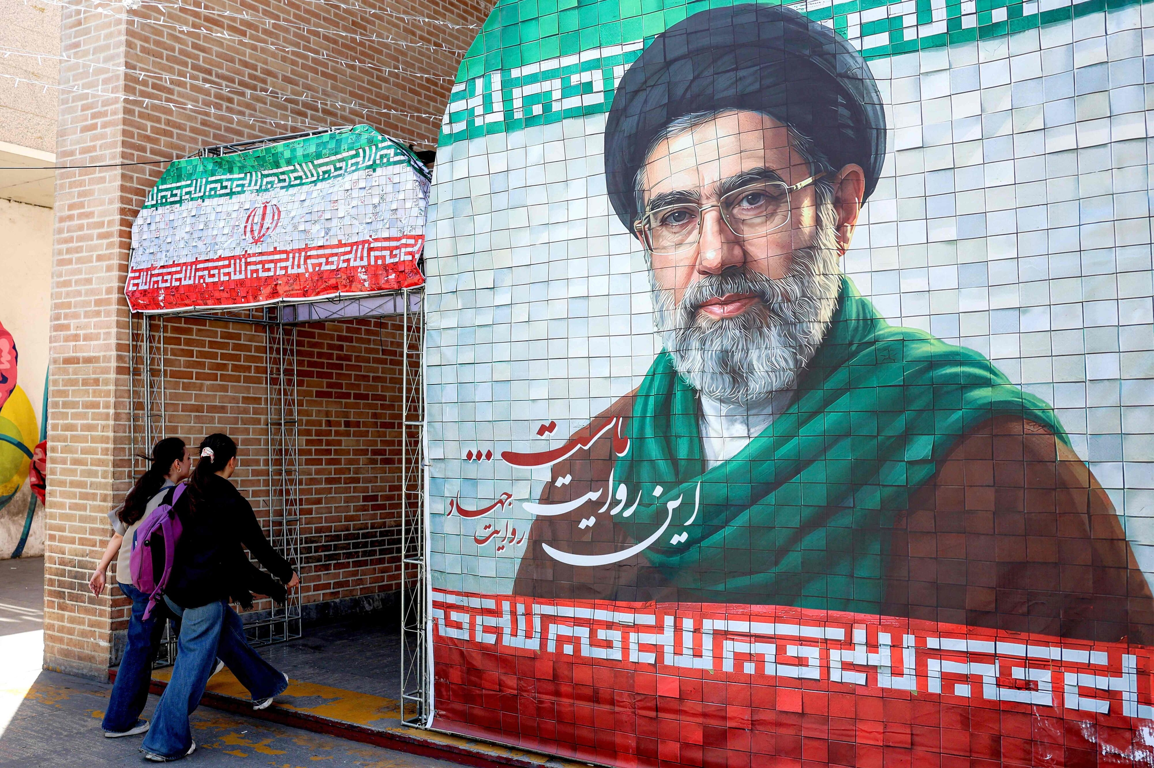 Iran er ved at gennemgå et amerikansk forslag om fred. Her ses et banner, der forestiller Irans øverste leder, Mojtaba Khamenei, på gaden i Teheran. (Arkivfoto).