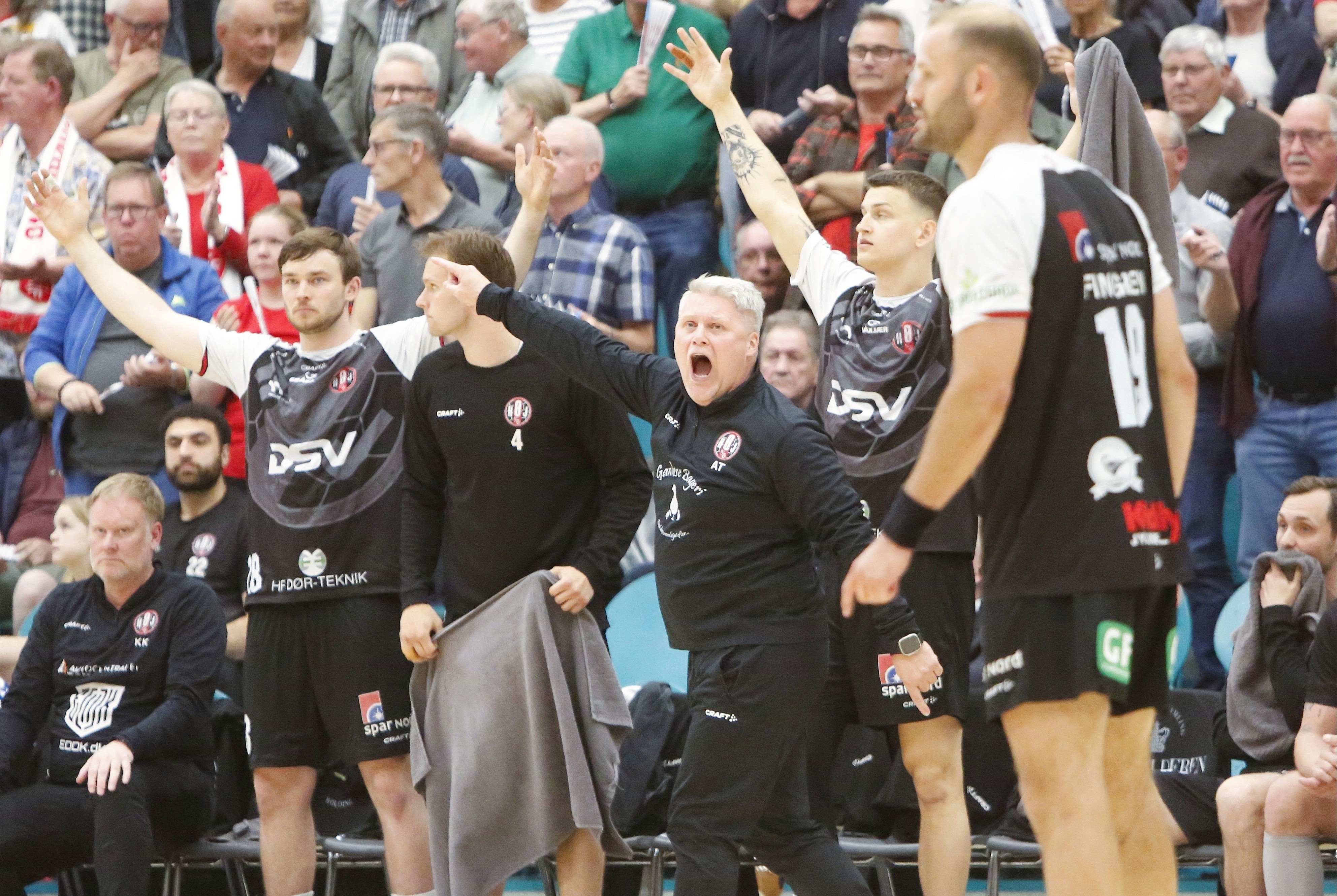 Anders Thomsen og bænken med tre minutter tilbage af kampen, mens HØJ kortvarigt så ud til at være i gang med et comeback.