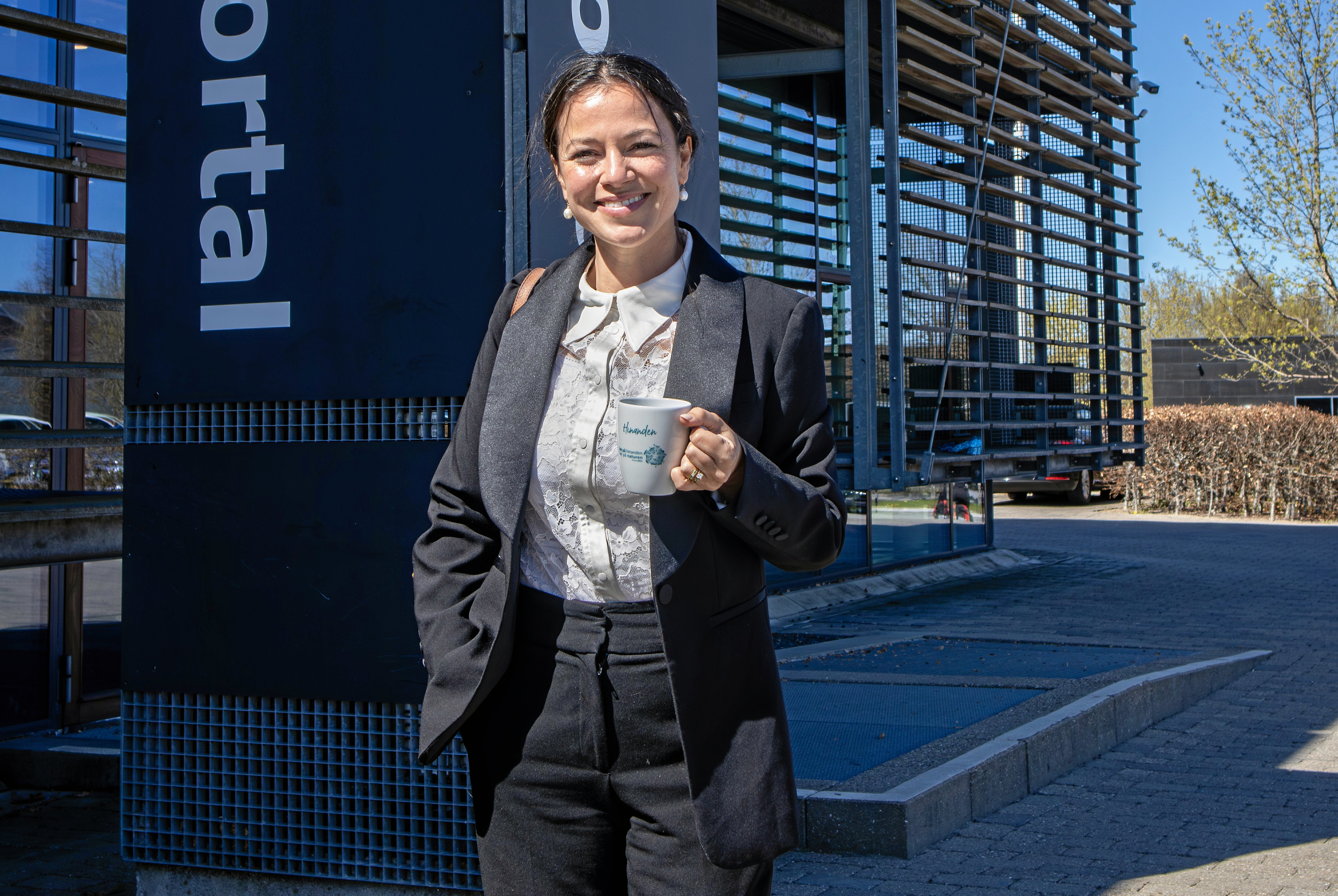 Borgmester Clara Rao giver kaffe til borgerne og rykker ud af borgmesterkontoret.