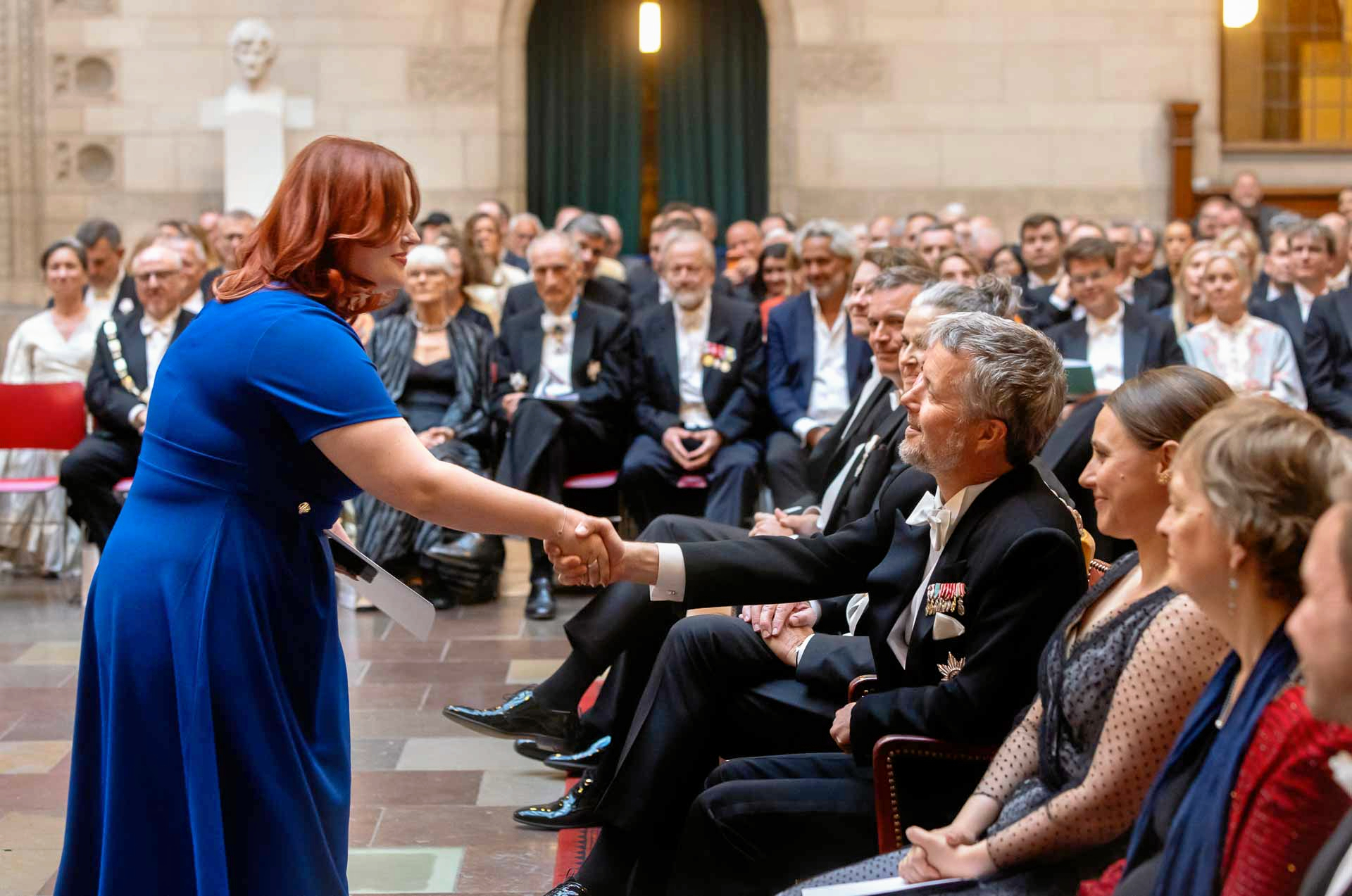 Frisør Amalie Höilund Johansen blev hyldet for sit håndværk. Det betød blandt andet et kongeligt håndtryk.