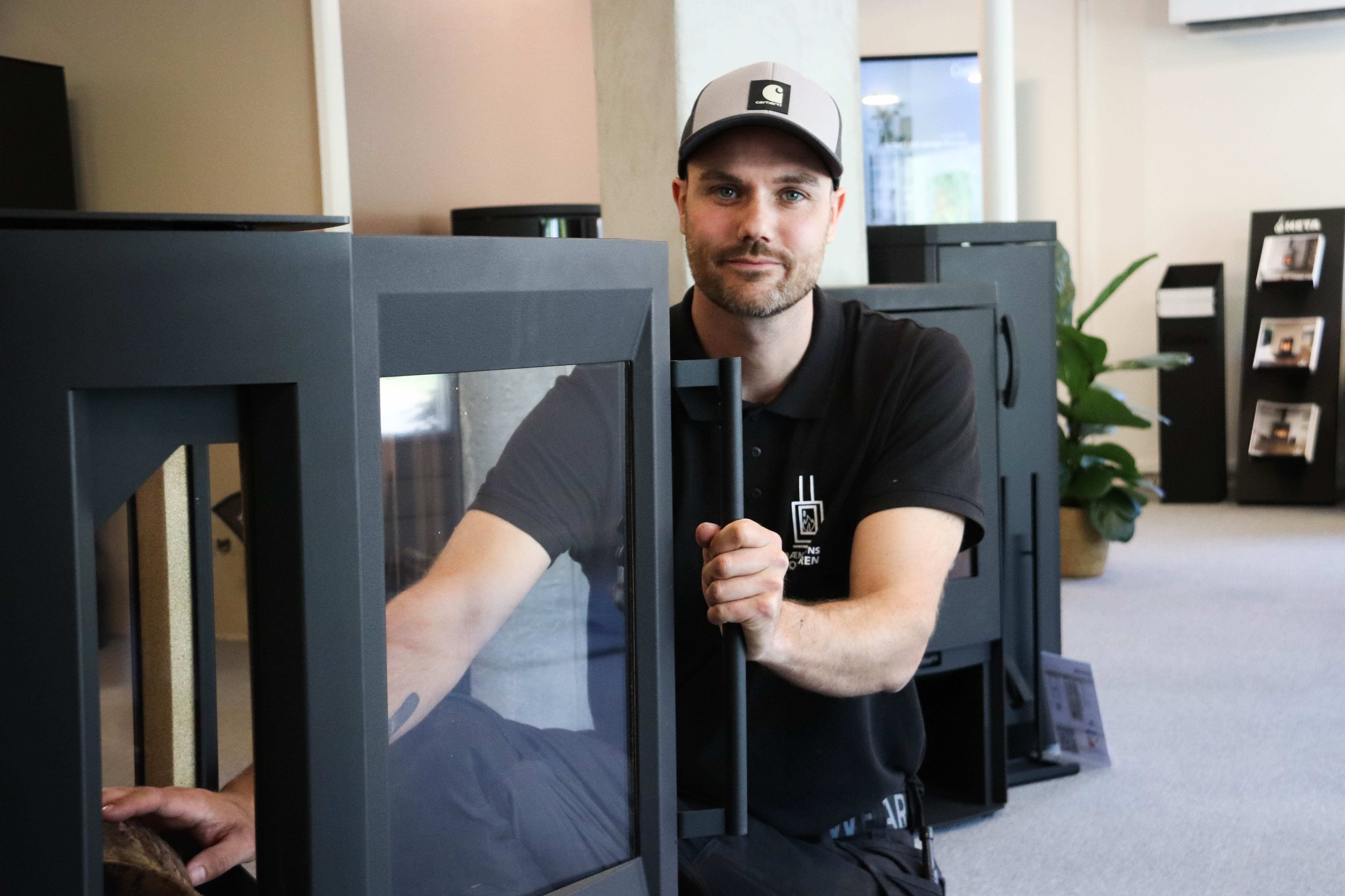 Brændeovnsmontøren Tobias Schmidt har åbnet forretning på Rørvigvej i Odsherred.