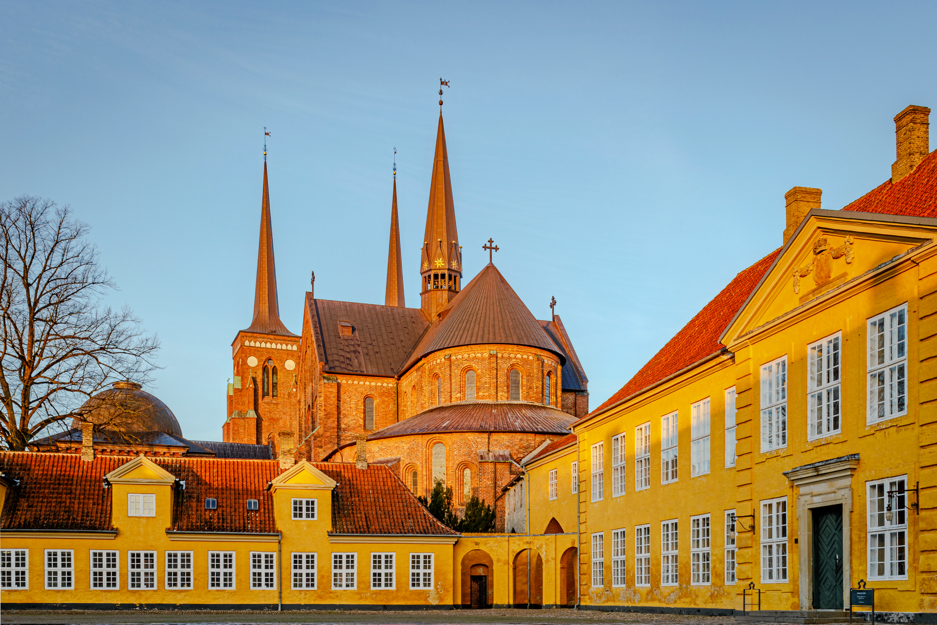 Roskilde Domkirke Verdensarvscenter skal etableres i Det Kongelige Palæ og forventes at åbne i 2028.