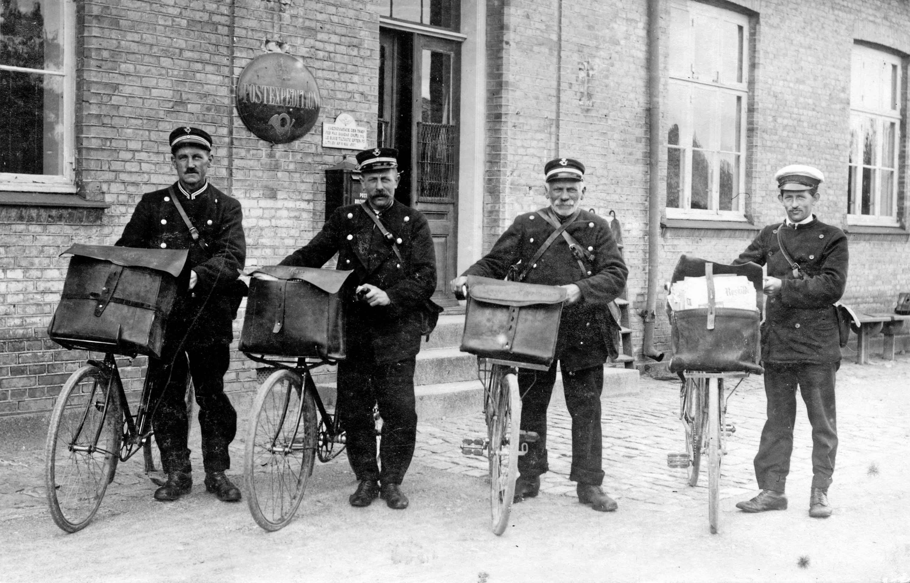 Postbude foran Lejre Station (omkring 1920-1930). Første fra venstre: Landpostbud, Emil Mortensen.
