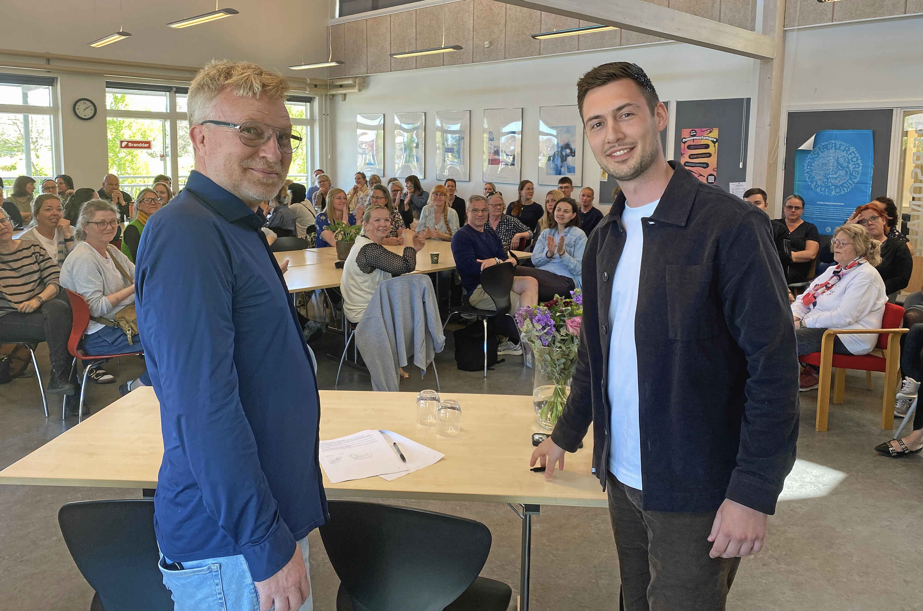 Jesper Bavnshøj og Christoffer Lorenzen underskrev samarbejdsaftalen foran lærerne på Grønnevang Skoles afdeling Østervang.