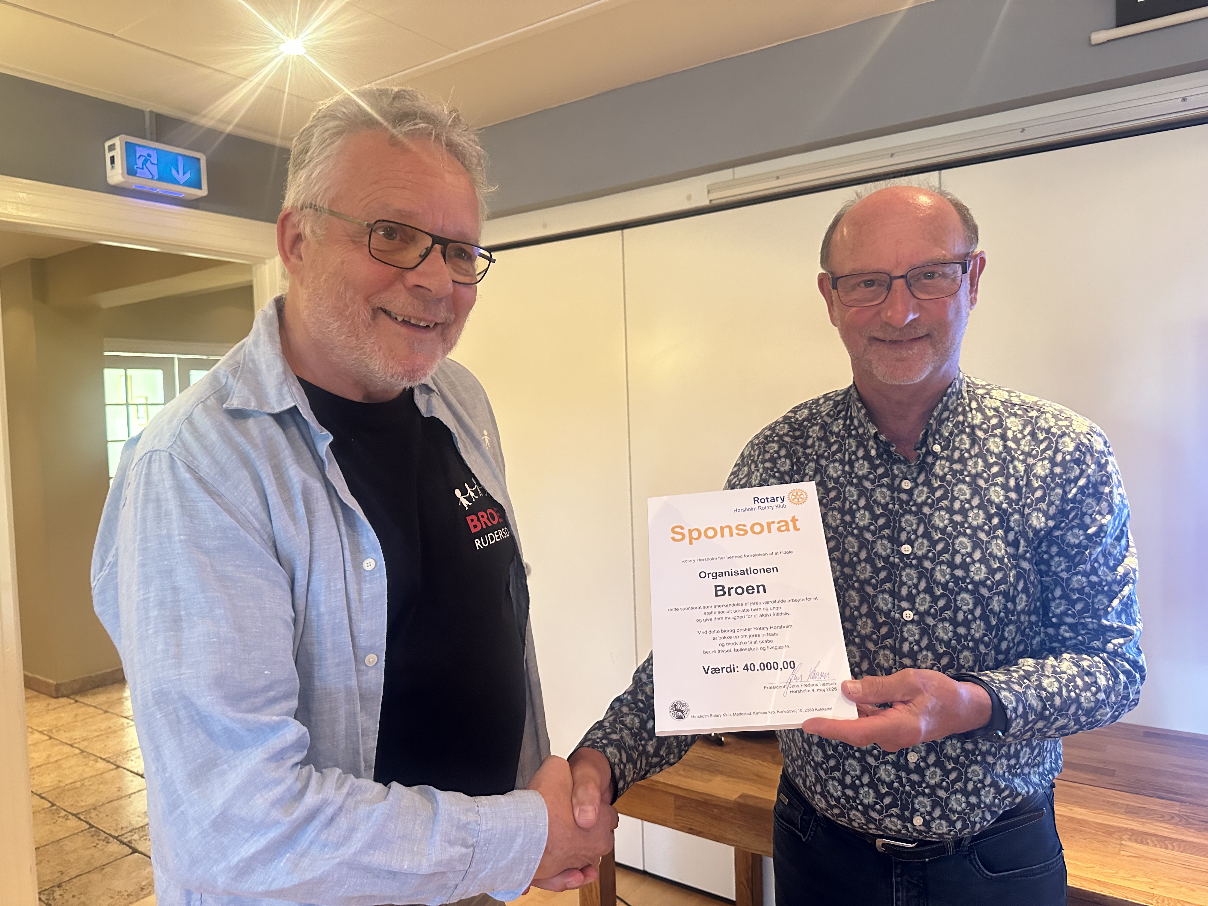 Donationen blev overrakt ved Rotary Hørsholms møde på Karlebo Kro af klubbens præsident, Jens Frederik Hansen, til Lars Stilling Netteberg fra BROEN Rudersdal.