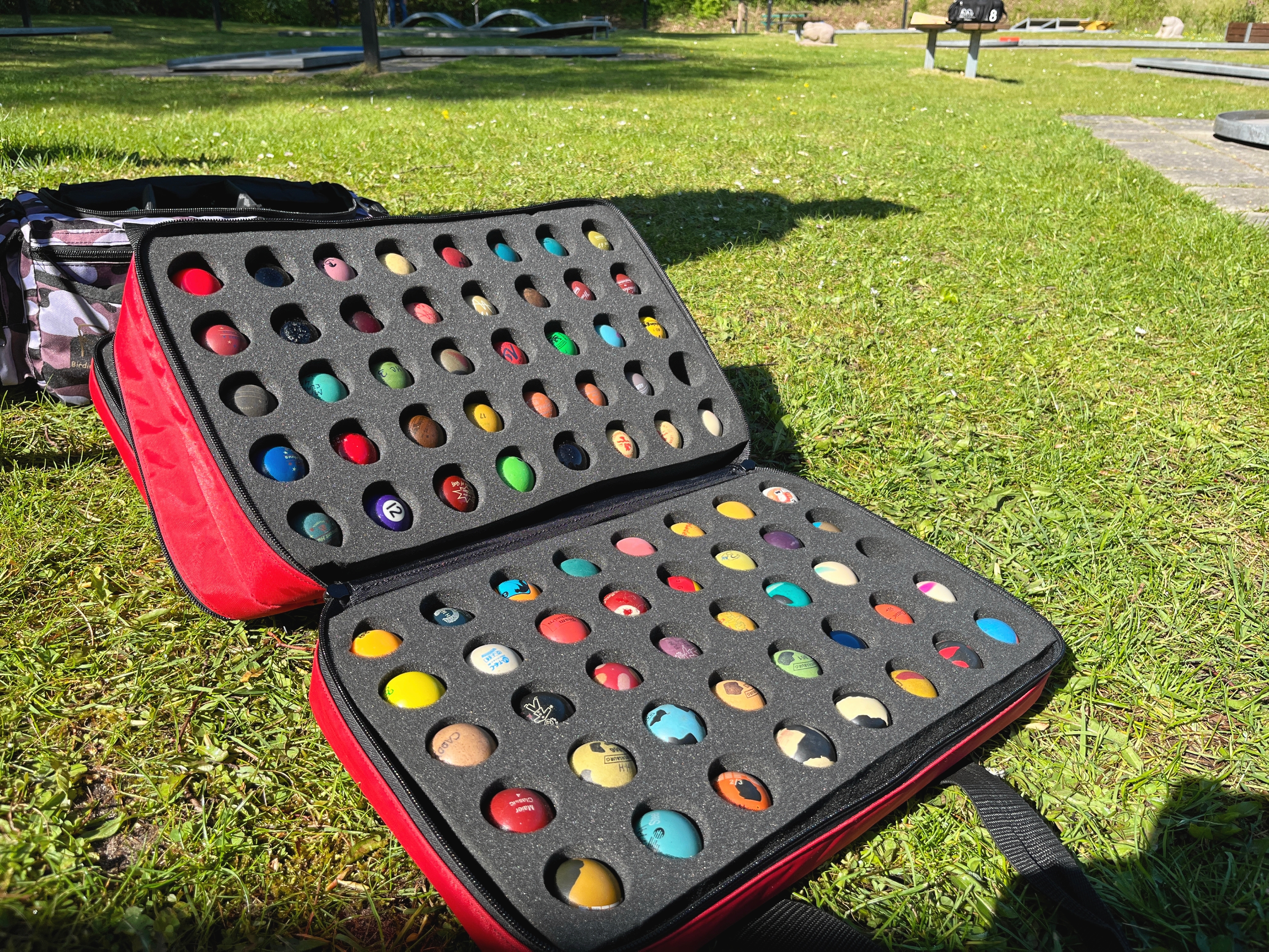 Hans-Henrik Nielsen ejer over 170 minigolfbolde. Flere af dem har han købt på auktion og i meget begrænset oplag. Hans favorit, en hård, mørkegrøn gummibold fra 1985 ved navn Deutschmann 089, er meget sjælden og ville kunne indbringe over 1.000 kroner, skønner han. - Malthe Sander Michaelsen Hans-Henrik Nielsen ejer over 170 minigolfbolde. Flere af dem har han købt på auktion og i meget begrænset oplag. Hans favorit, en hård, mørkegrøn gummibold fra 1985 ved navn Deutschmann 089, er meget sjælden og ville kunne indbringe over 1.000 kroner, skønner han.