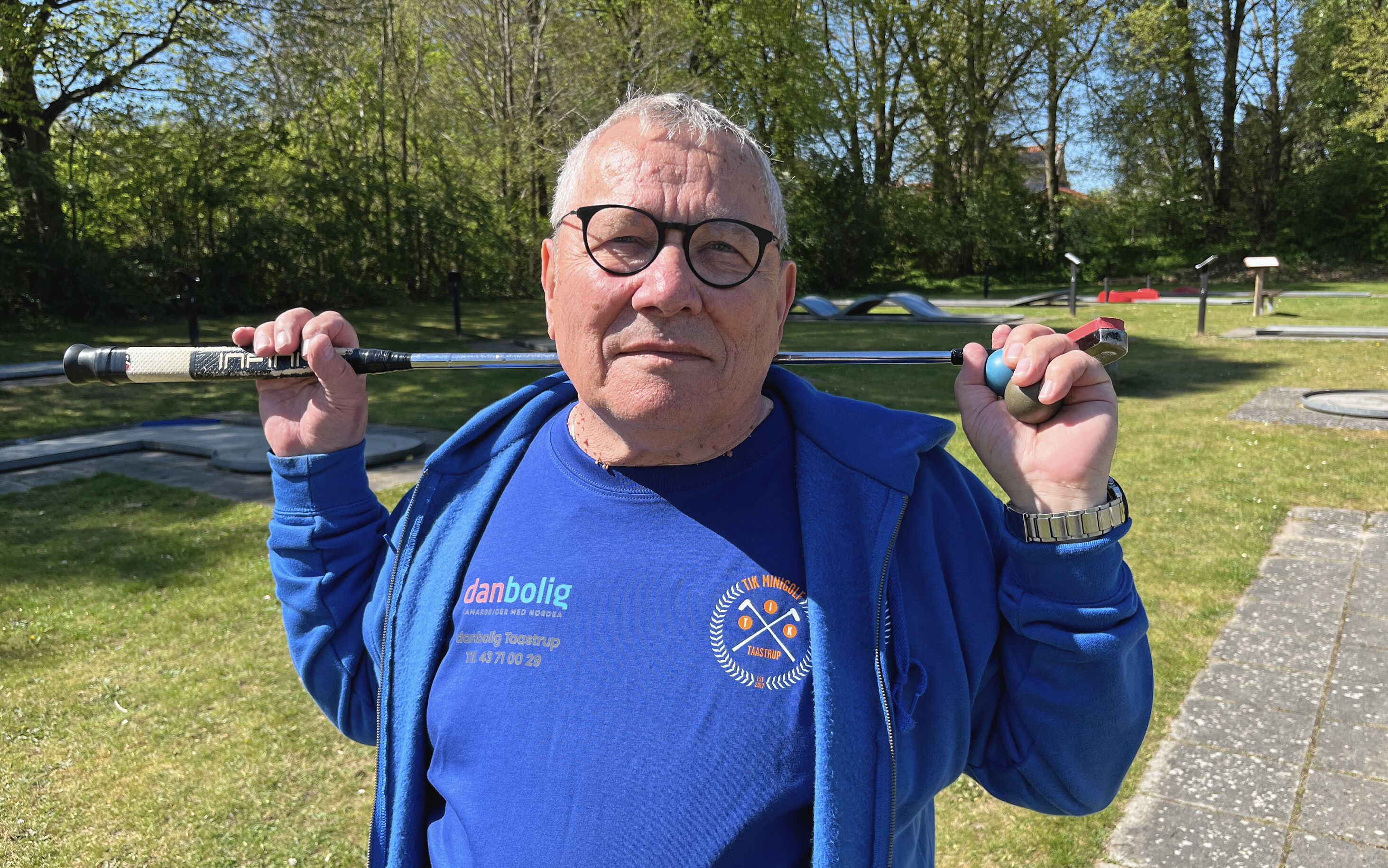 I 2023 vandt Hans-Henrik Nielsen guld ved DM i minigolf på beton, men underlaget eternit, som han træner på til daglig i Taastrup, har han til gode at vinde på. Guldmuligheden har dog aldrig været bedre end i år, siger han.