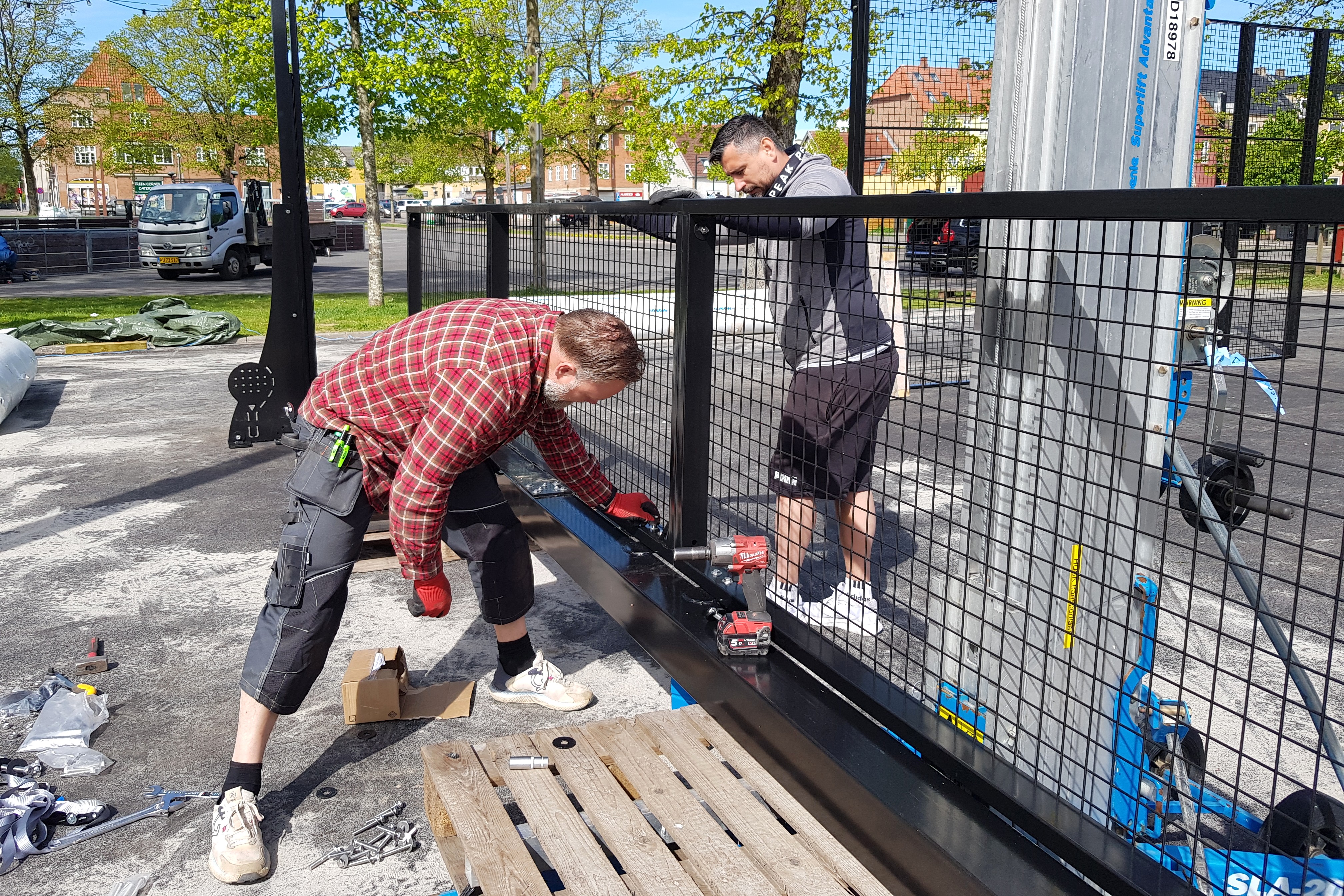 Montører fra Pro Sport Court Installation i Malmø samler den nye padelbane på Markedspladsen.