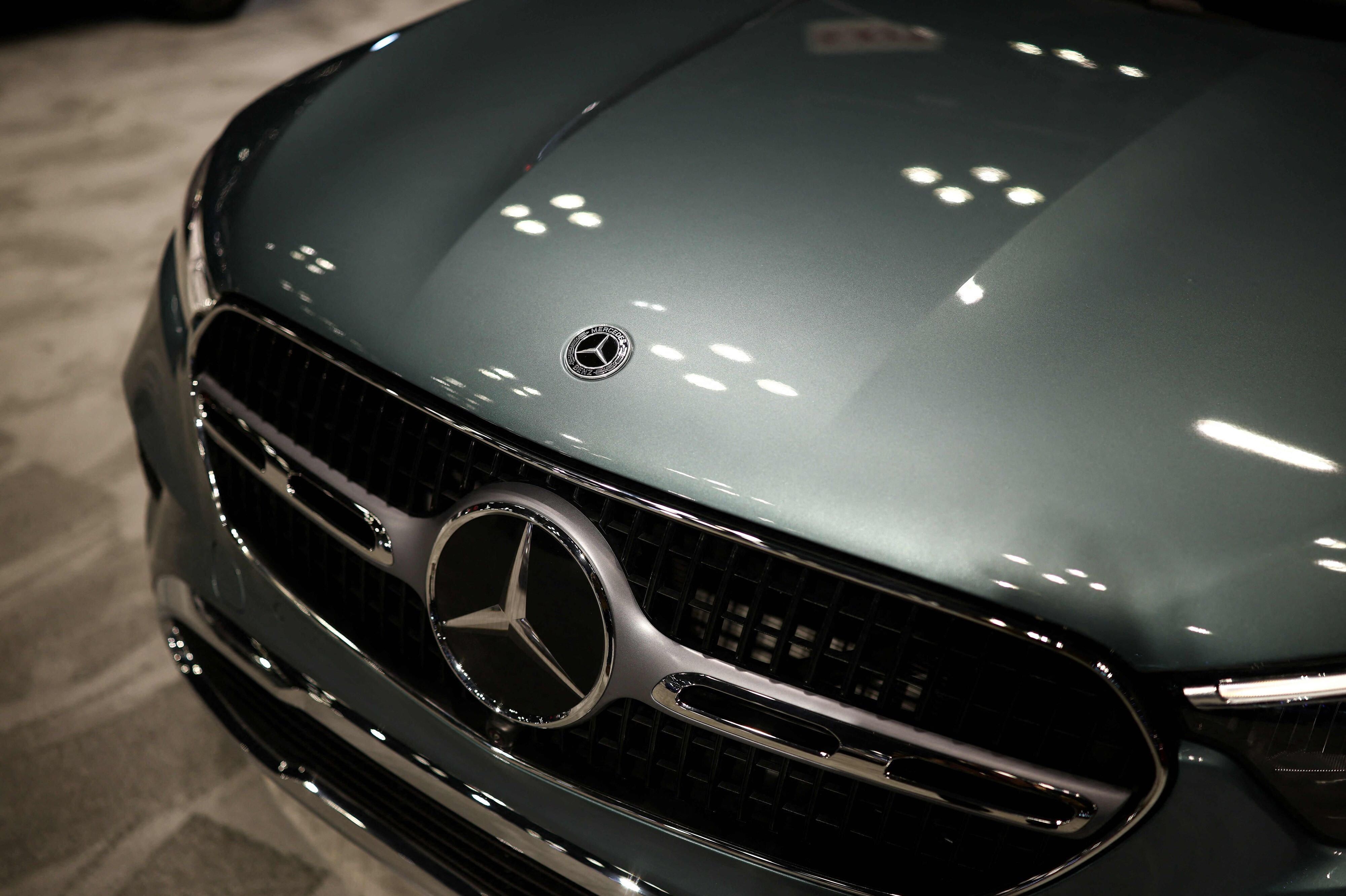 I en straffesag om en såkaldt fakturafabrik, hvor der blev fremstillet flere end 5000 falske fakturaer, har retten besluttet at konfiskere blandt andet to biler af mærket Mercedes Benz hos de dømte. Fotoet viser ikke de konkrete biler. (Arkivfoto)