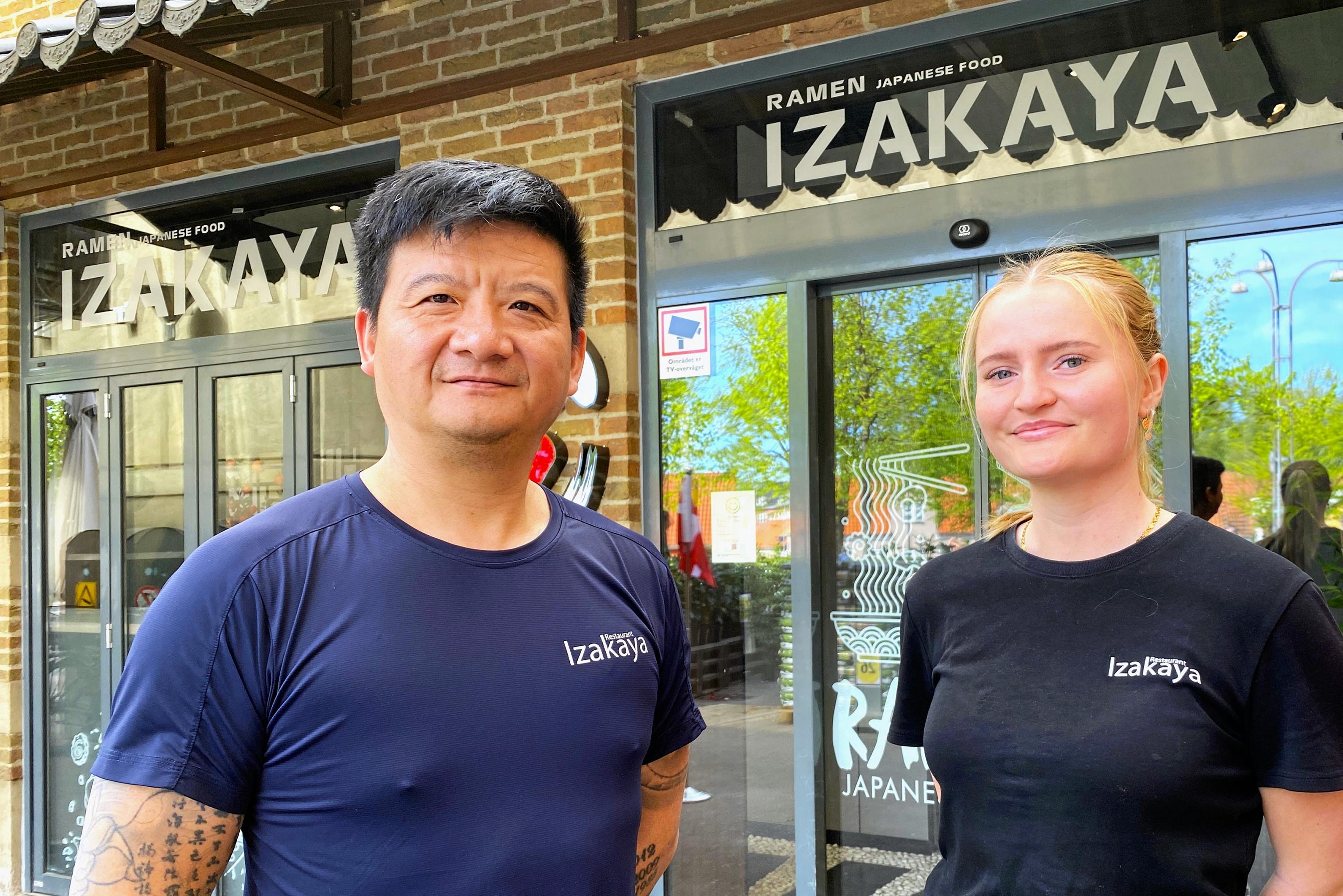 Jian Wang, ejer af både Sushi Izakaya og den nye Ramen Izakaya i Stationscentret, sammen med restaurantchef Amalie Søndergaard.