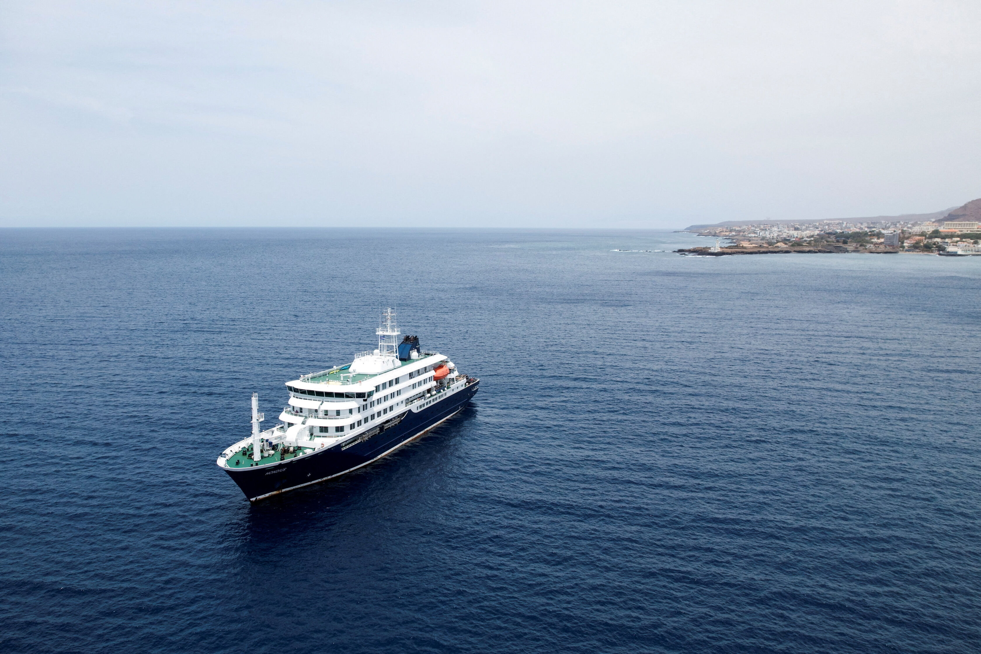 Krydstogtskibet MV "Hondius", som de smittede alle har sejlet med, har aktuelt kurs mod De Kanariske Øer efter at have ligget for anker ved Kap Verde. Her ses det med drone 6. maj.