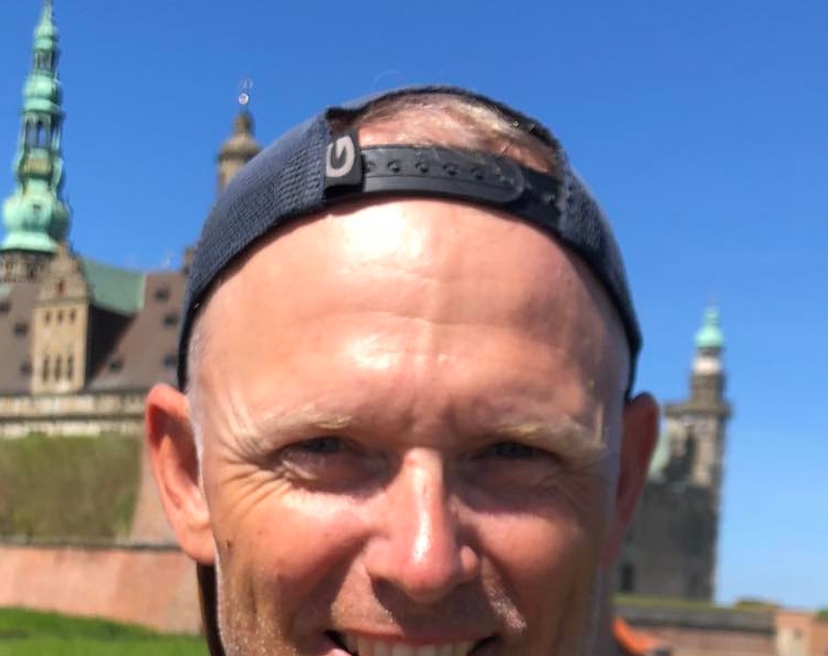 Henrik Carl med en småmundet gylte. - Privat Henrik Carl med en småmundet gylte.