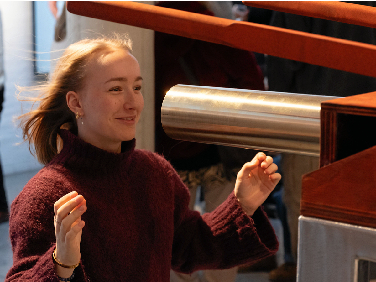 Sophie Dupont med "When breathing stops, the wind begins, fra en fernisering på Holstebro Kunstmuseum.