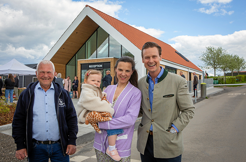 Den nye reception på De hvide Svaner Camping er blevet indviet af blandt andre indehaverne Louise og Carl von Scheel-Plessen med datteren Eleonora og campingchef Ole Mørkeberg.