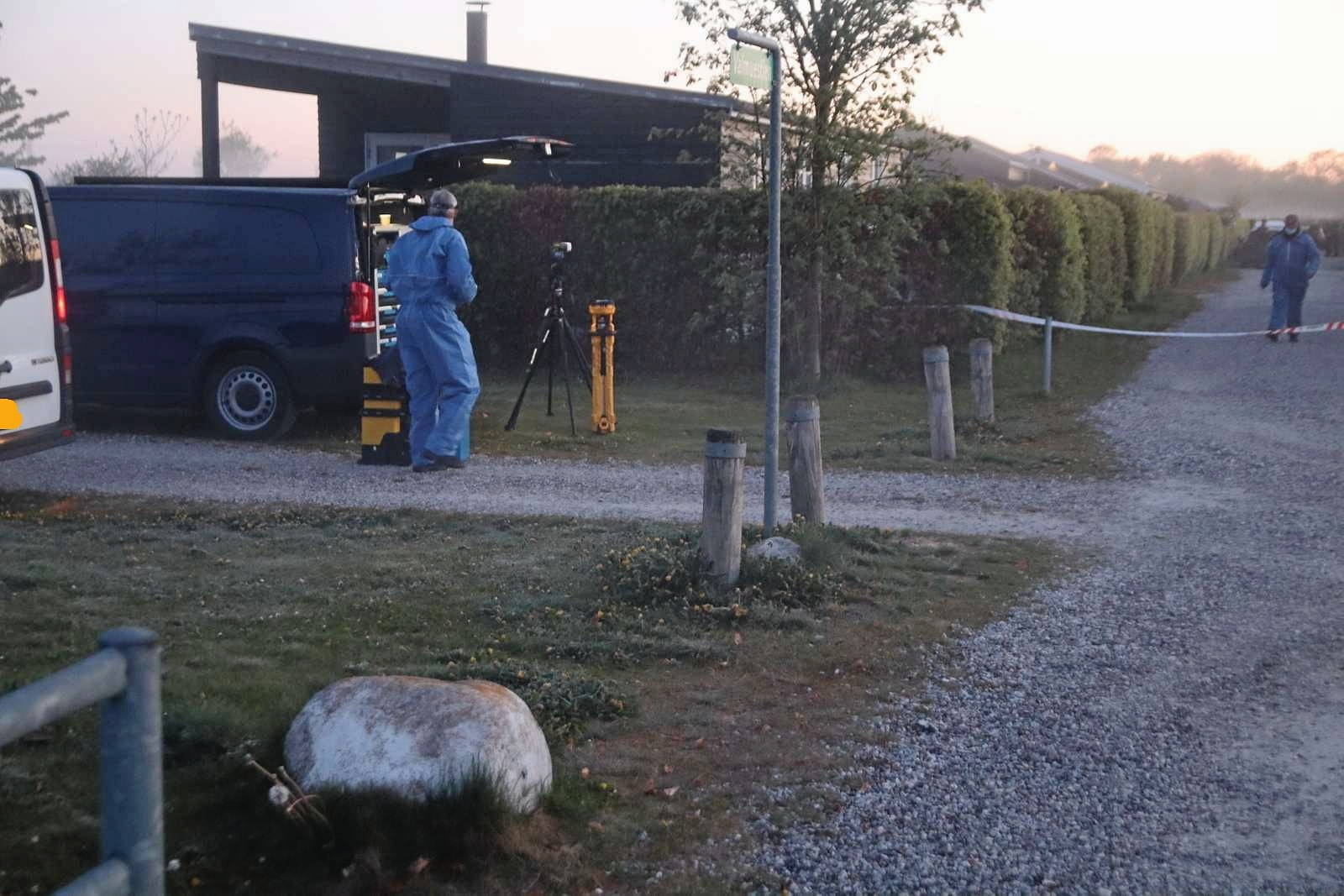 Skud i Haveforeningen Ishøjgaard i Ishøj natten til fredag 8. maj 2026. Foto: Presse-fotos.dk - Presse-fotos.dk Skud i Haveforeningen Ishøjgaard i Ishøj natten til fredag 8. maj 2026. Foto: Presse-fotos.dk