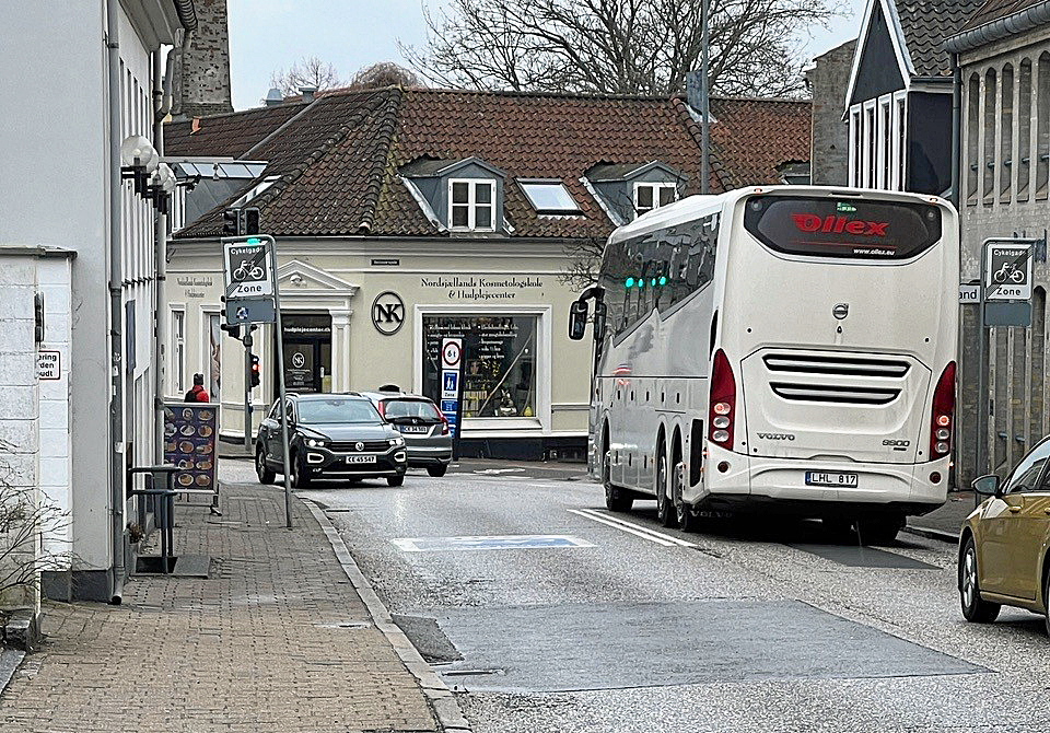 - De store busser, ja hele 20 styk om dagen, skal nu ad smalle gader, holde dér, hvor andre bor, skriver han.