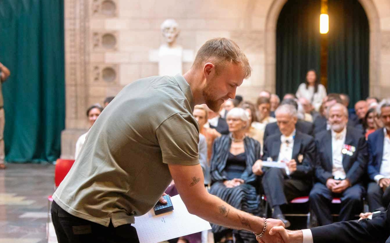 Frederik Forsyth modtager sit håndtryk og lykønskning fra H.M. Kongen på Københavns Rådhus. - Rie Neuchs, Håndværkerforeningen København Frederik Forsyth modtager sit håndtryk og lykønskning fra H.M. Kongen på Københavns Rådhus.