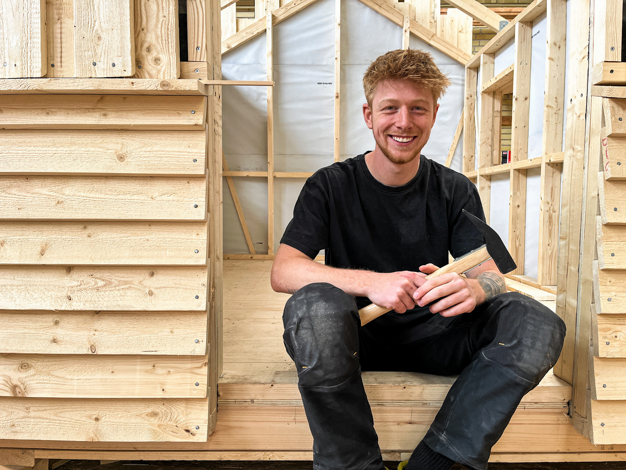 Lukas Gabs Lysegaard er kun blevet mødt imødekommende, når han fortæller, at han først har været student, og nu er ved at uddanne sig til tømrer.
