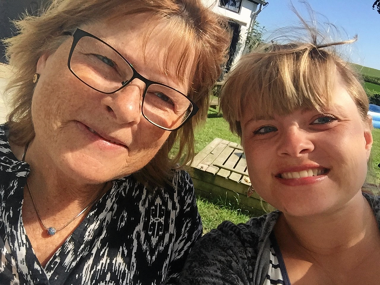 Onsdag trådte Karen Andreasen intetanende ud i en oliepøl og brækkede hoften. Hun er især ked af den vigtige tur, hun gik glip af med sin datter, Maj Kirstine Svendsen.