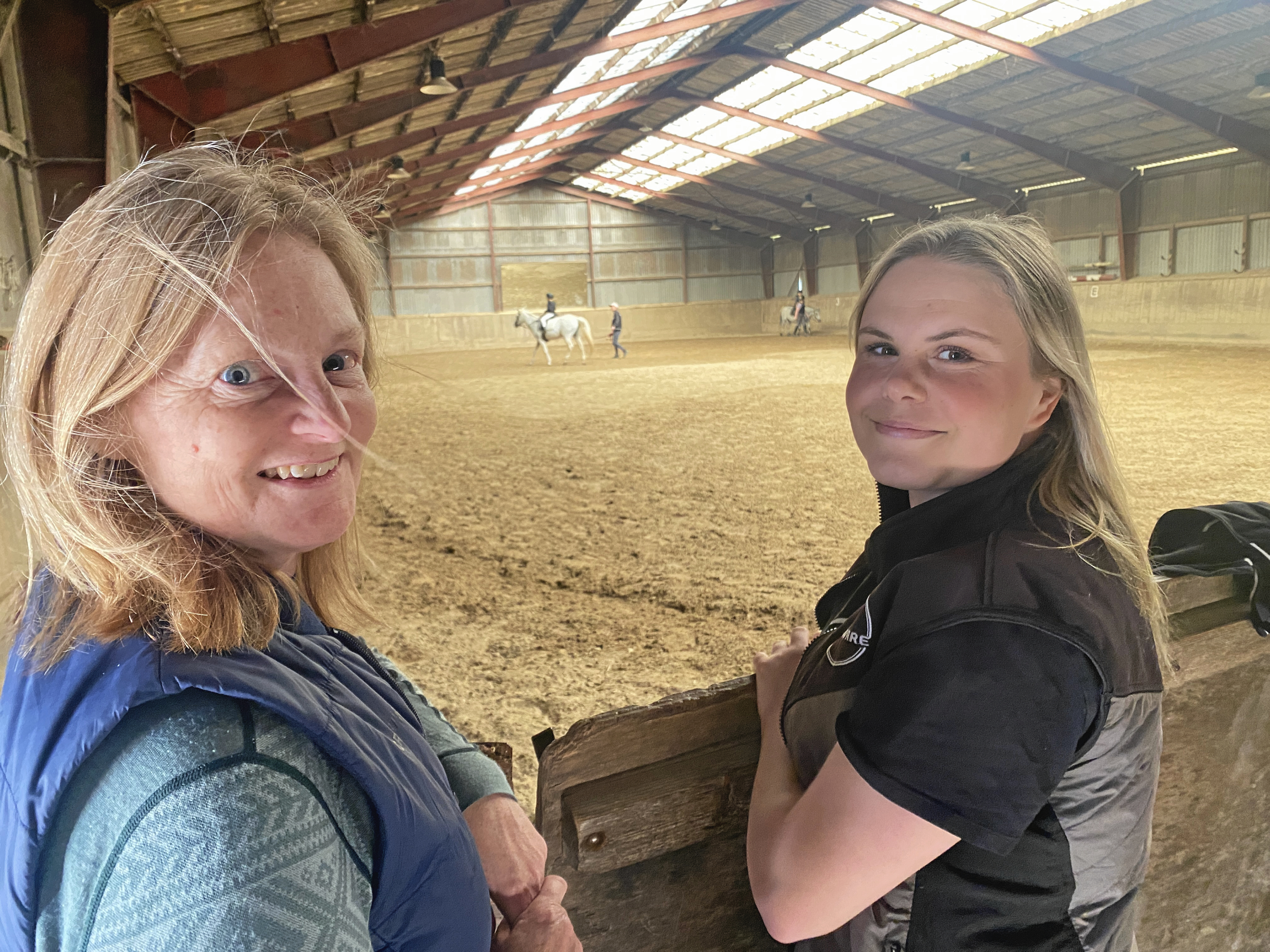 Formand for rideklubben, Linda Aagaard Thomsen (til venstre) og bestyrelsesmedlem Julie Strandberg Breuning håber, klubben kan finde et andet sted til billigere penge, så rideskoleundervisningen kan fortsætte.