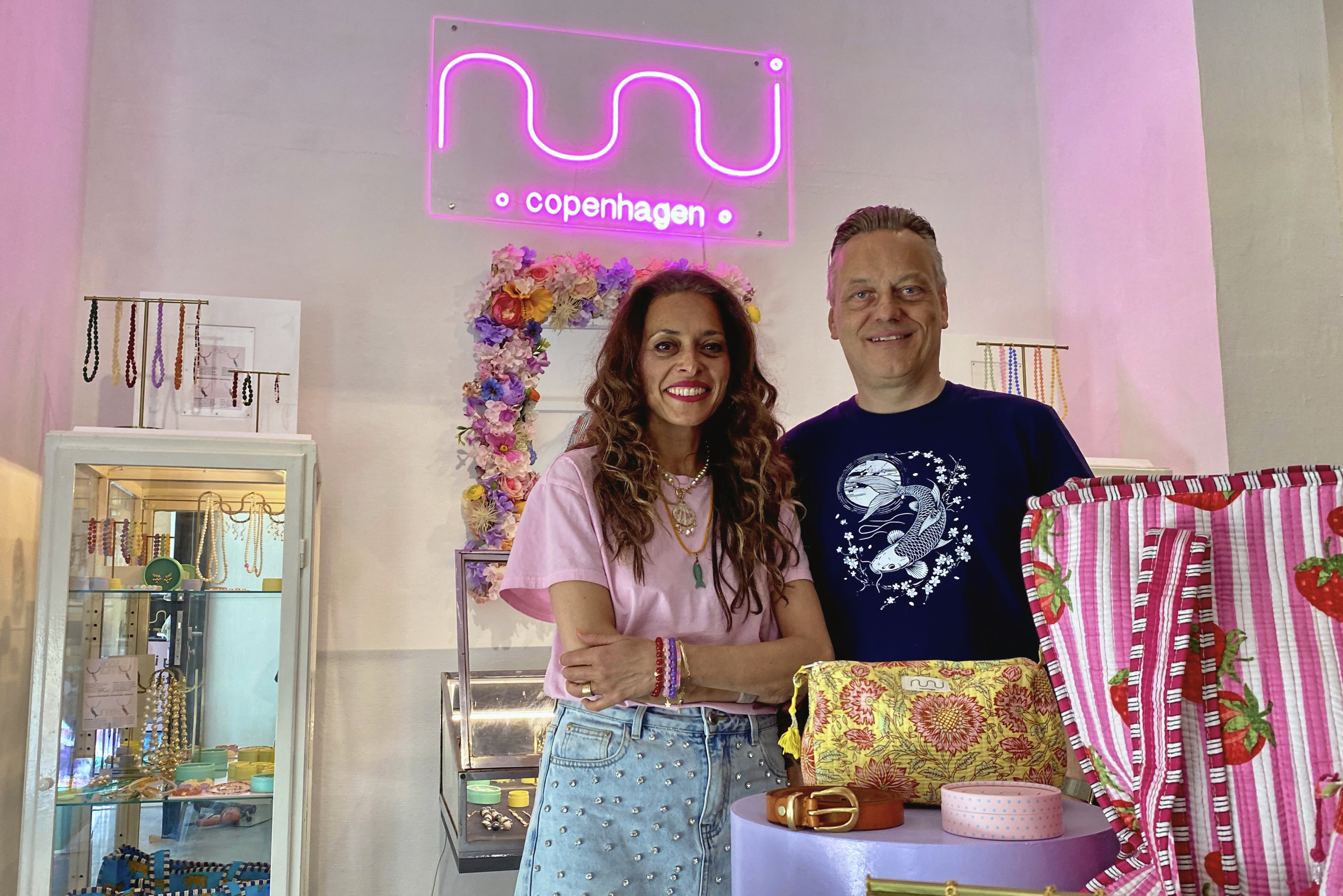 Maria Fodeh Christensen og Kenny Christensen har smykkefirmaet Nuni, som har fået sin første butik, hvor sortimentet ikke kun består af smykker.